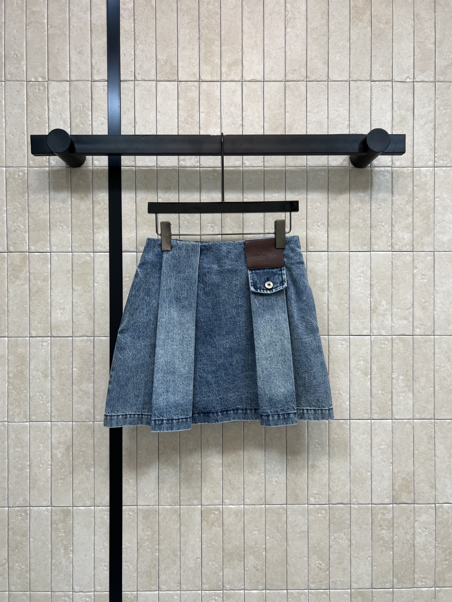 NO:655710,LW Home 26 early spring new style Leather brand logo denim pleated short skirt High waist pleated A-line version Leather logo embellishment Low-key and recognizable High-quality denim Wear-resistant and comfortable The upper body is huge and good-looking Super long legs Perfectly cover the thigh flesh Looks good with any clothes Fashionable and retro  Two colors and four sizes Size/S-M-L- XL,,skirts,jackets & coats,alexander wang19860909LW家 26早春新款 皮牌logo牛仔压褶短裙 高腰压褶A字版型 皮革Logo点缀 低调又有辨识度 高品质牛仔布 耐磨舒适 上身巨好看 超显腿长 完美遮住大腿肉肉 搭配任何衣服都好看 时尚复古百搭不容易出错 任何身材都不挑 日常穿搭或配短外套都很出彩 轻松切换青春or简约风 两色四码Size/S-M-L- XL,,skirts,jackets & coats,alexander wang,Women's clothing