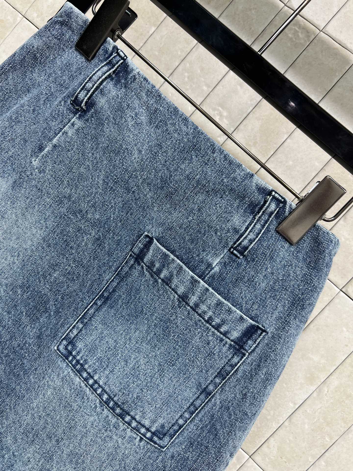 LW家 26早春新款 皮牌logo牛仔压褶短裙 高腰压褶A字版型 皮革Logo点缀 低调又有辨识度 高品