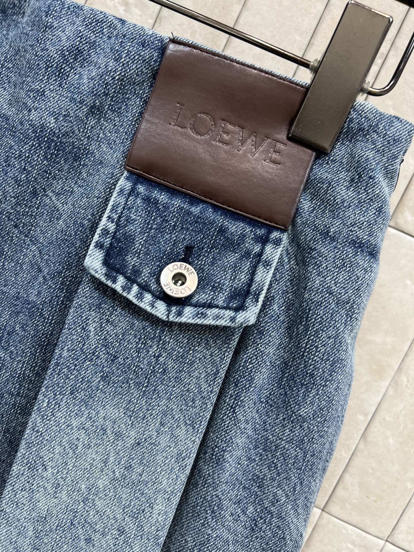 LW家 26早春新款 皮牌logo牛仔压褶短裙 高腰压褶A字版型 皮革Logo点缀 低调又有辨识度 高品