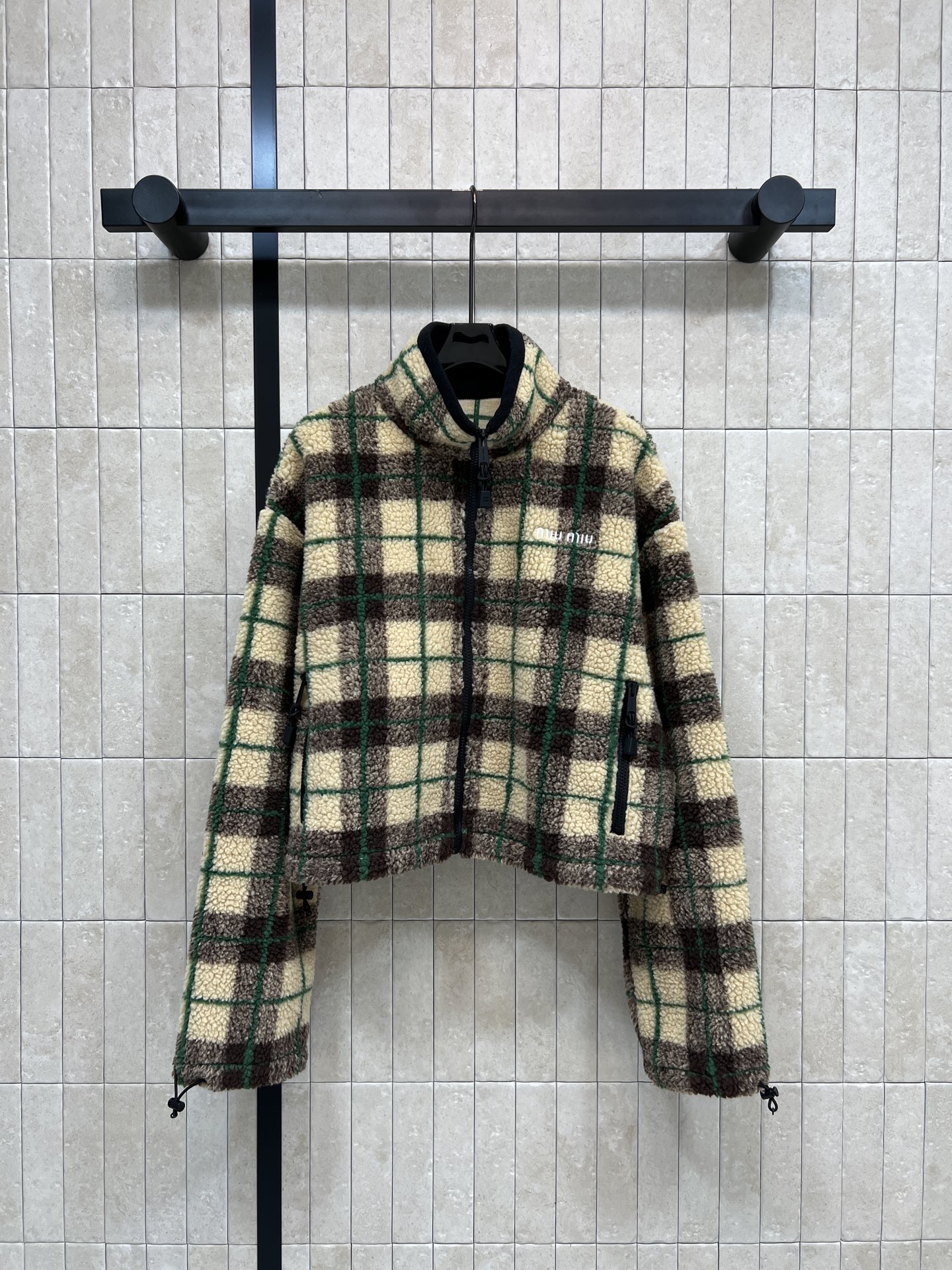 NO:656628,MIU Home 25 new autumn and winter style plaid teddy velvet short jacket, low saturated brown, green and beige plaid, retro and gentle, teddy velvet material is super soft, super warm and fashionable to wear in autumn and winter, short design makes you taller and slimmer, friendly to small people!  Stand collar + drawstring cuffs and hem, warm and stylish, small logo embroidery on the chest, perfect details ~ can be easily used for daily commuting and leisure. It looks good with jeans or skirts!  One color, three sizes Size/S-M-L,,miumiu,skirts,jeans,jackets & coats,alexander wang19860909MIU家 25秋冬新款 格纹泰迪绒短款外套 低饱和棕绿米色格纹 复古又温柔 泰迪绒材质超柔软 秋冬穿超暖还时髦 短款设计显高显瘦 小个子友好！立领+抽绳袖口下摆 保暖又有型 胸前小Logo刺绣 细节满分~日常通勤、休闲都能轻松驾驭 搭牛仔裤or半裙都好看！一色三码 Size/S-M-L,,miumiu,skirts,jeans,jackets & coats,alexander wang,Women's clothing