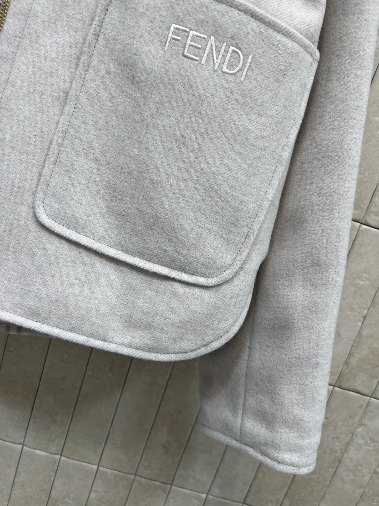 FD家 25秋冬新款 羊毛双面外套 连帽可拆卸设计 采用高品质羊毛 柔软又保暖 秋冬穿超合适！内里是经典