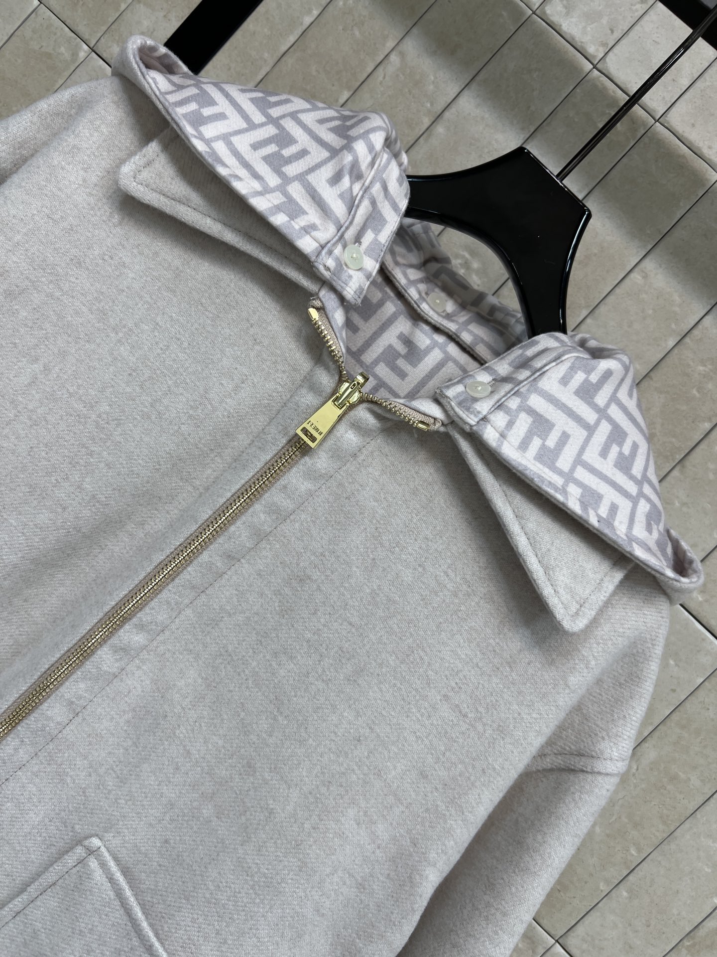 FD家 25秋冬新款 羊毛双面外套 连帽可拆卸设计 采用高品质羊毛 柔软又保暖 秋冬穿超合适！内里是经典