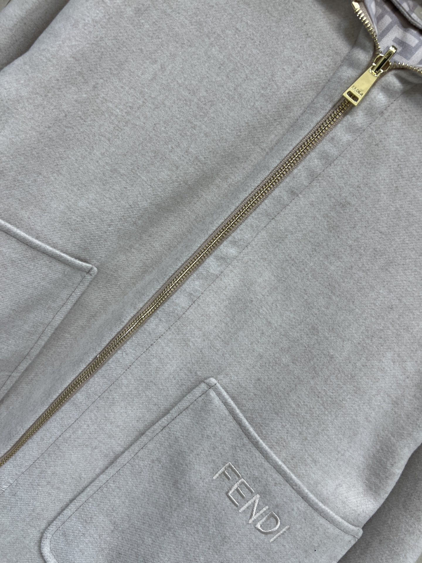 FD家 25秋冬新款 羊毛双面外套 连帽可拆卸设计 采用高品质羊毛 柔软又保暖 秋冬穿超合适！内里是经典