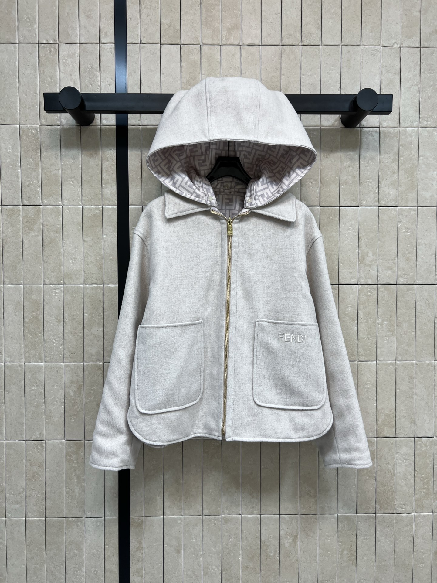 NO:656618,FD Home’s new autumn and winter 25 wool double-sided jacket with detachable hood is made of high-quality wool, soft and warm, perfect for autumn and winter!  The interior is a classic FF presbyopic pattern, low-key yet recognizable, double-sided design, switch styles at will, hooded + zipper + large pockets, practical and fashionable, can be easily used for commuting and leisure, two colors and three sizes, Size/S-M-L,, dior, jackets & coats, hats, alexander wang19860909FD家 25秋冬新款 羊毛双面外套 连帽可拆卸设计 采用高品质羊毛 柔软又保暖 秋冬穿超合适！内里是经典FF老花图案 低调又有辨识度 双面设计 随心切换风格 连帽+拉链+大口袋 实用又时髦 通勤休闲都能轻松驾驭 两色三码 Size/S-M-L,,dior,jackets & coats,hats,alexander wang,Women's clothing