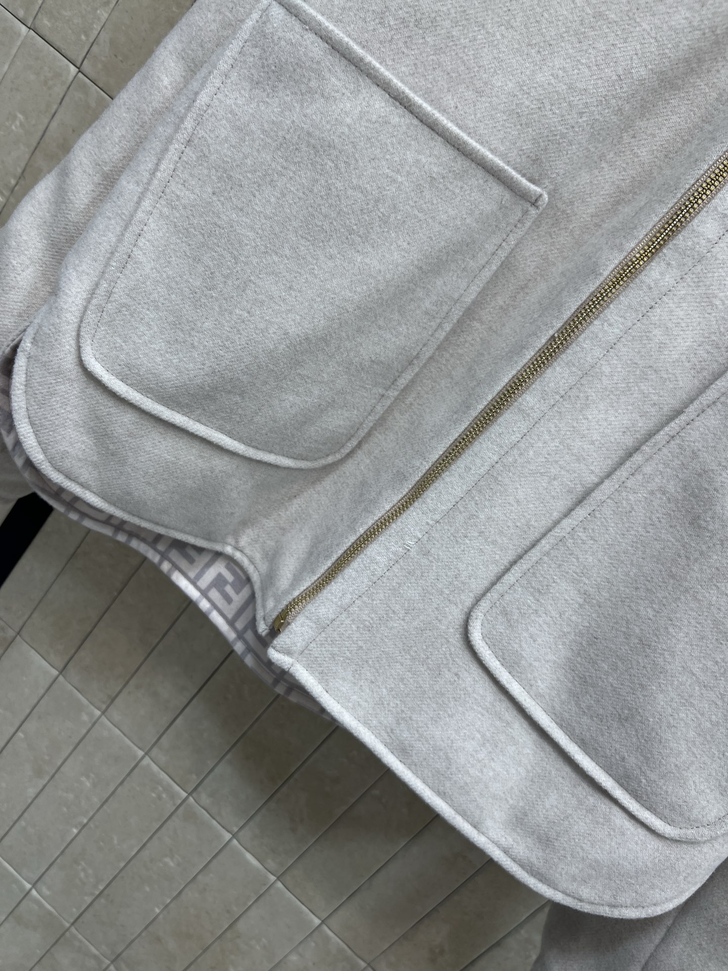 FD家 25秋冬新款 羊毛双面外套 连帽可拆卸设计 采用高品质羊毛 柔软又保暖 秋冬穿超合适！内里是经典