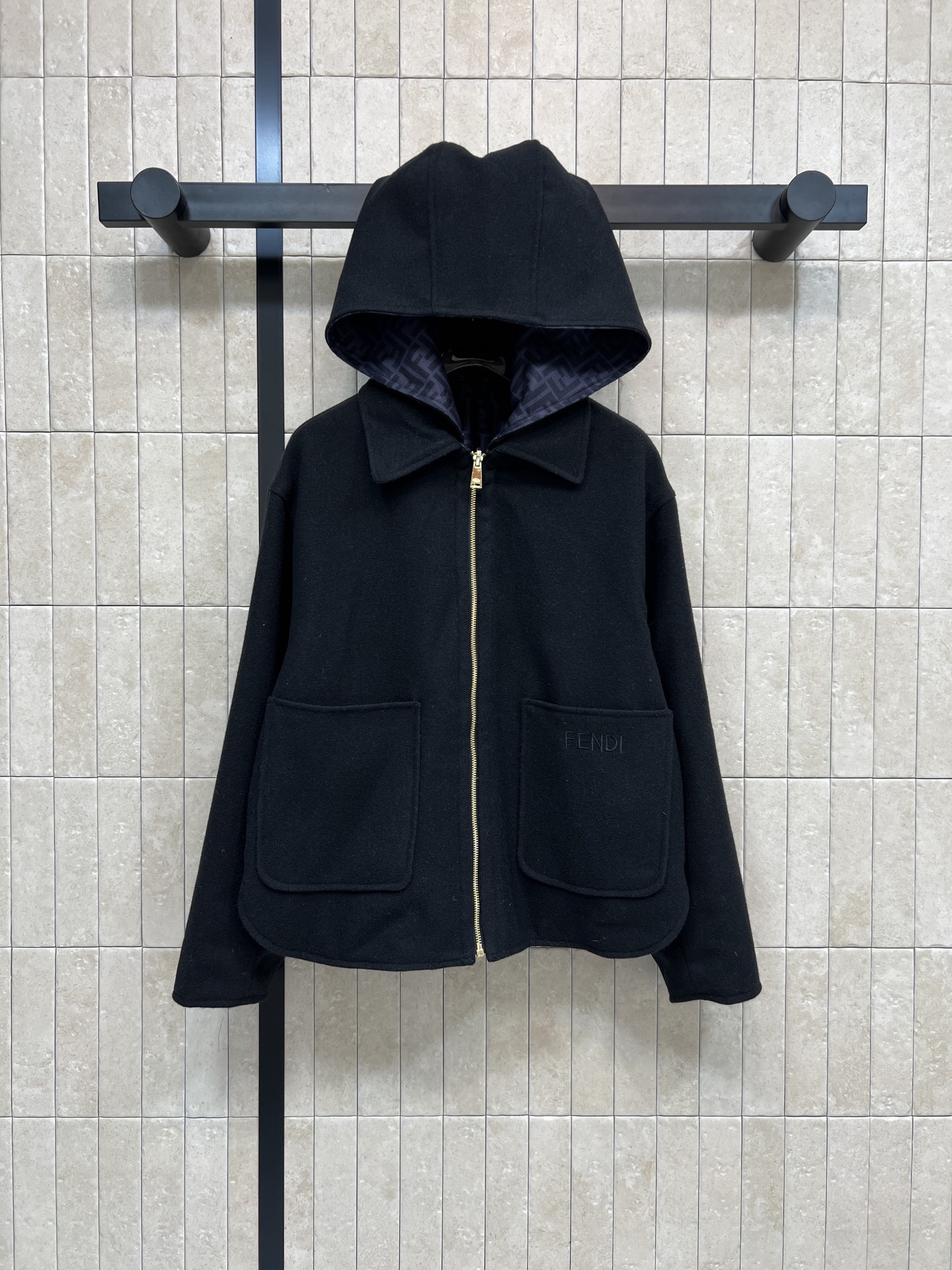 NO:656607,FD Home’s new autumn and winter 25 wool double-sided jacket with detachable hood is made of high-quality wool, soft and warm, perfect for autumn and winter!  The interior is a classic FF presbyopic pattern, low-key yet recognizable, double-sided design, switch styles at will, hooded + zipper + large pockets, practical and fashionable, can be easily used for commuting and leisure, two colors and three sizes, Size/S-M-L,, dior, jackets & coats, hats, alexander wang19860909FD家 25秋冬新款 羊毛双面外套 连帽可拆卸设计 采用高品质羊毛 柔软又保暖 秋冬穿超合适！内里是经典FF老花图案 低调又有辨识度 双面设计 随心切换风格 连帽+拉链+大口袋 实用又时髦 通勤休闲都能轻松驾驭 两色三码 Size/S-M-L,,dior,jackets & coats,hats,alexander wang,Women's clothing