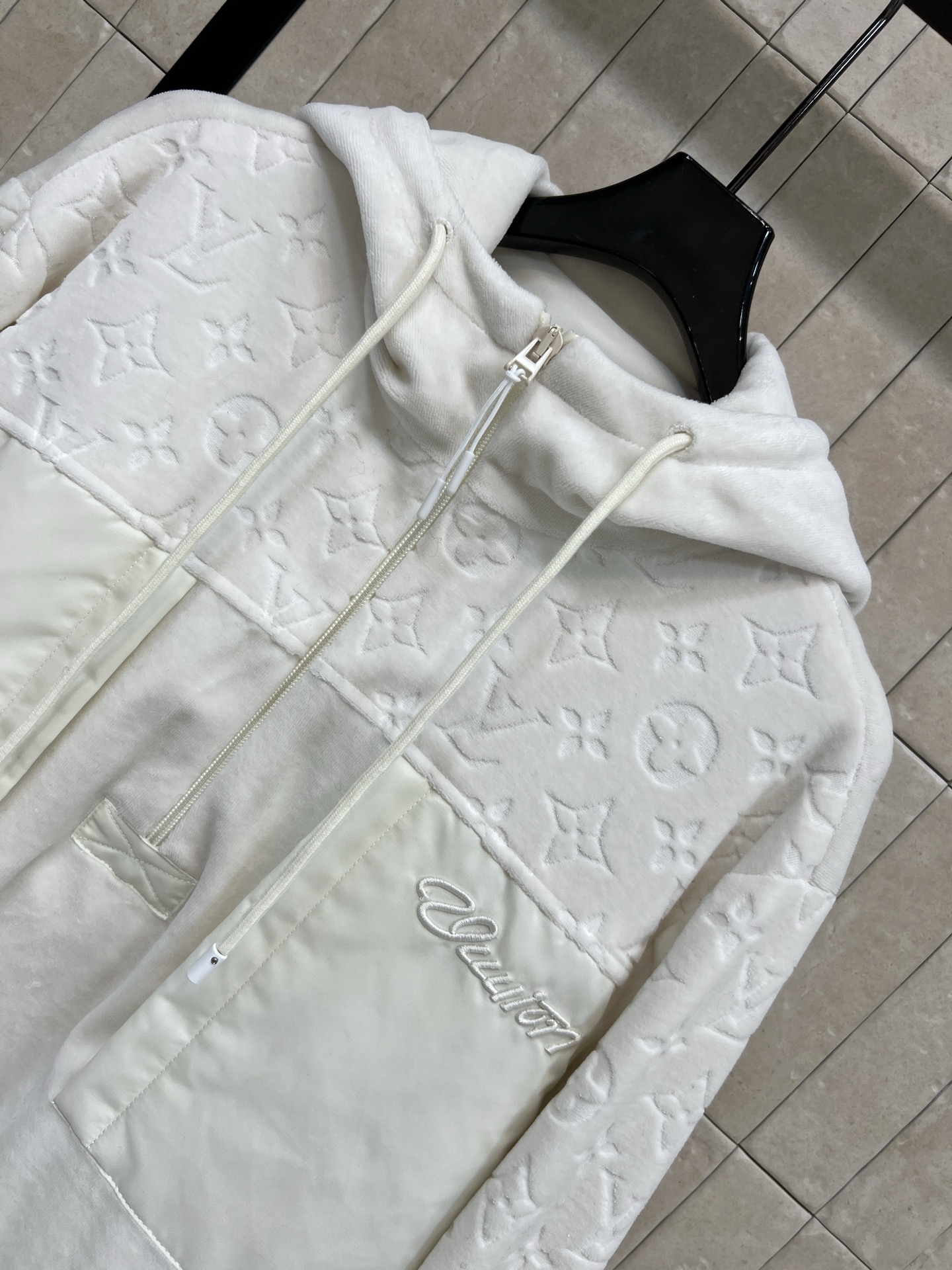 L家 25秋冬新款 老花拼接连帽卫衣 经典老花图案+高品质棉料 柔软又保暖 秋冬穿超舒服！拉链设计方便穿