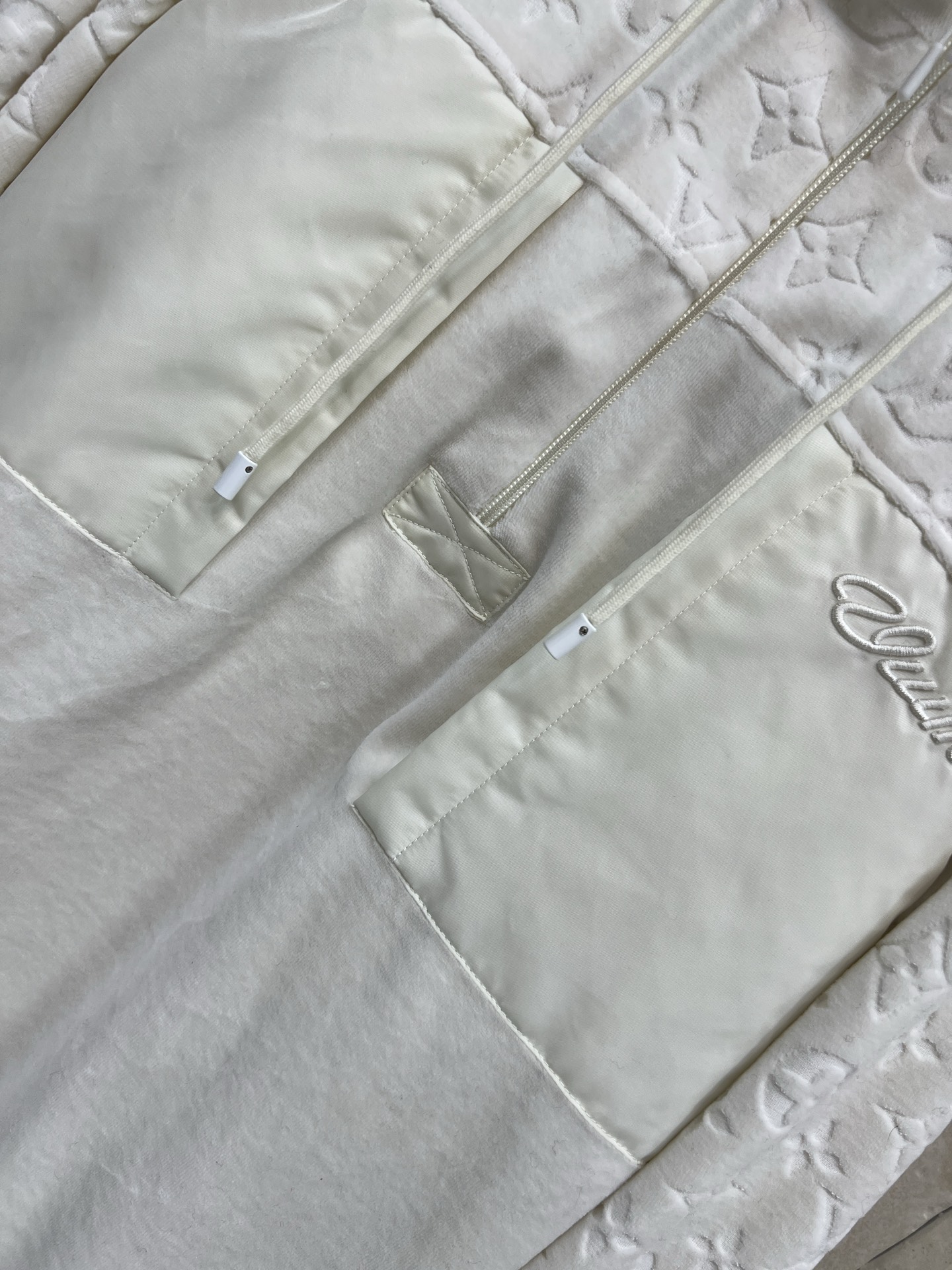 L家 25秋冬新款 老花拼接连帽卫衣 经典老花图案+高品质棉料 柔软又保暖 秋冬穿超舒服！拉链设计方便穿