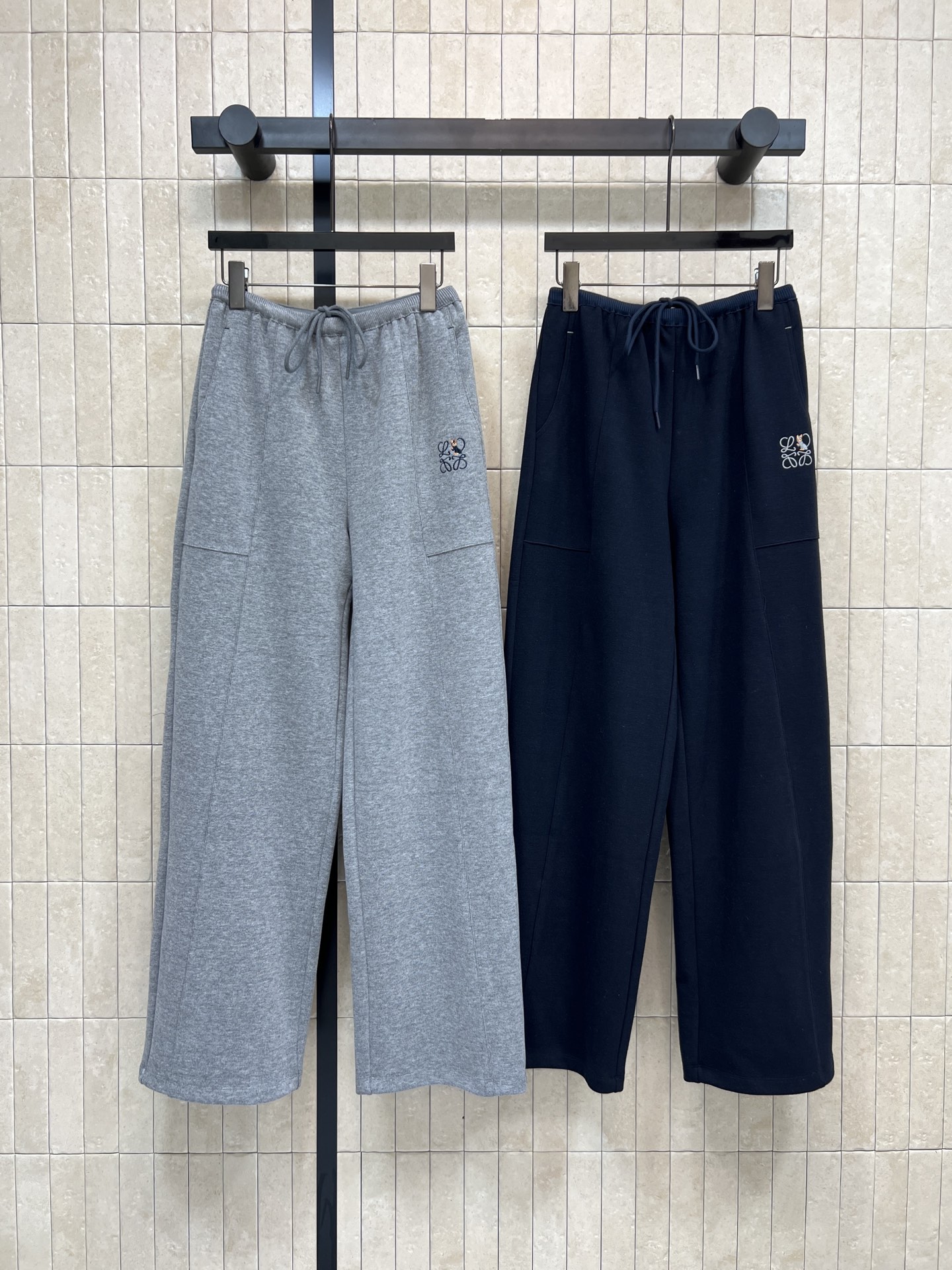 NO:656636,LW Home's 25 new autumn and winter casual sweatpants with logo embroidery. Loose straight design + drawstring elastic waist. Suitable for all body types. Brand logo embroidery on trouser pockets. Full marks for details!  It can be easily worn at home or out for daily walks. It looks very stylish when paired with a sweatshirt or sneakers. Two colors and three sizes, Size/S-M-L, sneakers, hoodie, sweatshirts, alexander wang19860909LW家 25秋冬新款 logo刺绣休闲卫裤 宽松直筒设计+抽绳松紧腰 适合各种身材 裤口袋有品牌logo刺绣 细节满分！日常居家、外出遛弯都能轻松驾驭 随便搭配卫衣或运动鞋就很有型 两色三码Size/S-M-L,,sneakers,hoodie,sweatshirts,alexander wang,Women's clothing