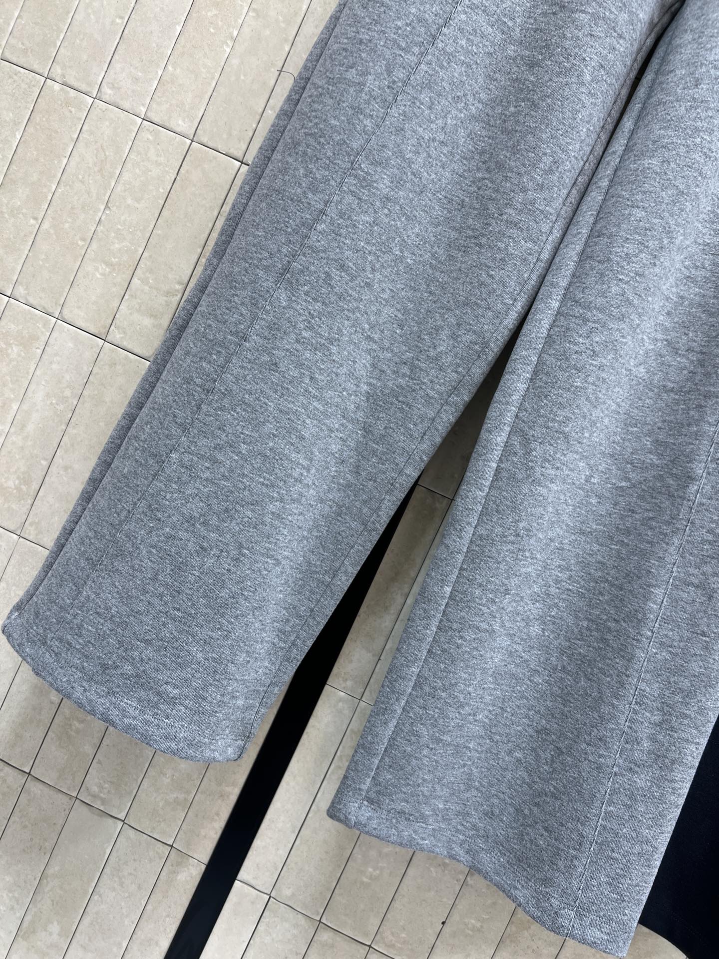 LW家 25秋冬新款 logo刺绣休闲卫裤 宽松直筒设计+抽绳松紧腰 适合各种身材 裤口袋有品牌logo