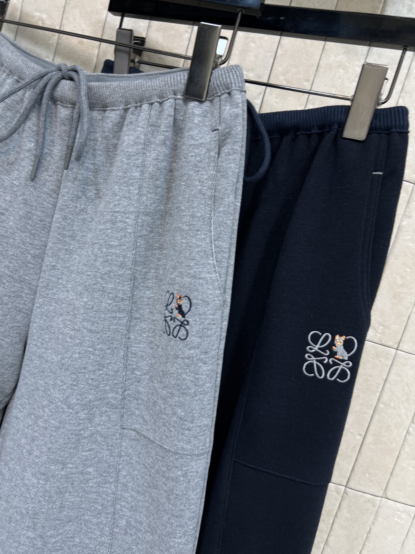 LW家 25秋冬新款 logo刺绣休闲卫裤 宽松直筒设计+抽绳松紧腰 适合各种身材 裤口袋有品牌logo