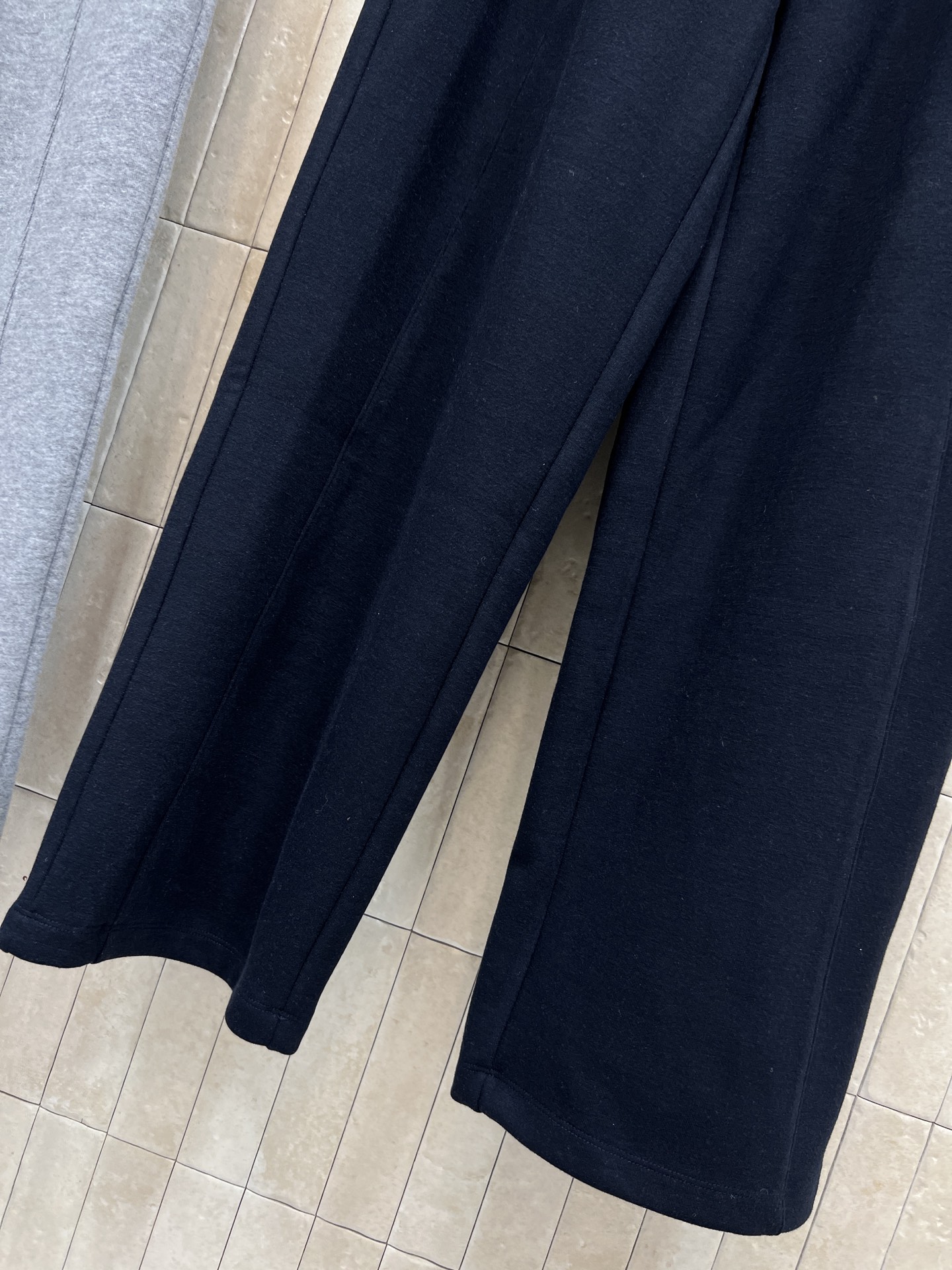 LW家 25秋冬新款 logo刺绣休闲卫裤 宽松直筒设计+抽绳松紧腰 适合各种身材 裤口袋有品牌logo