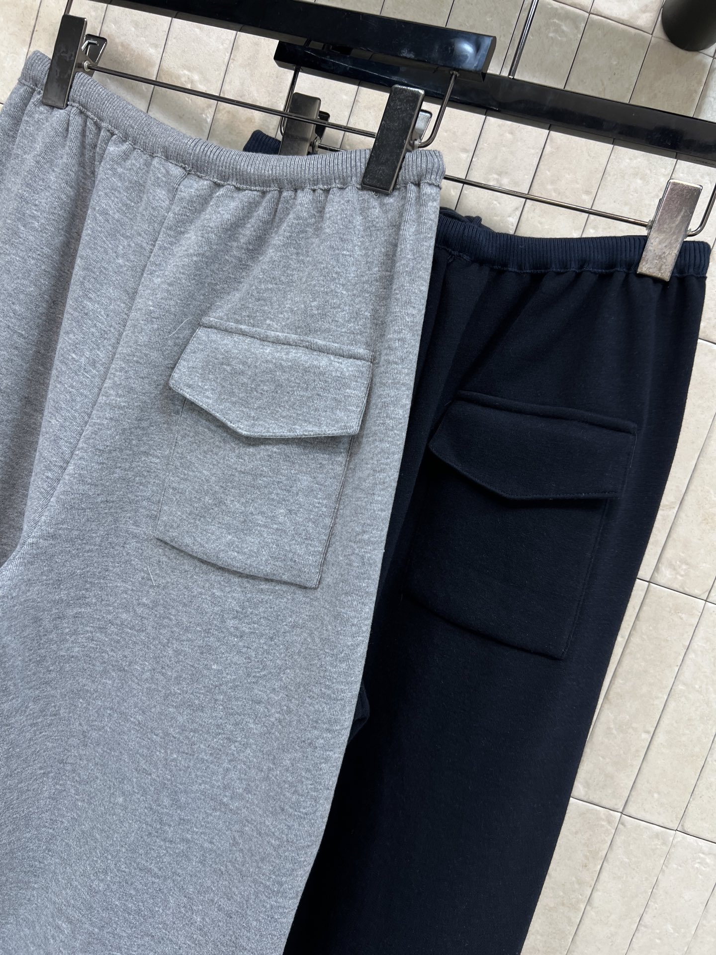 LW家 25秋冬新款 logo刺绣休闲卫裤 宽松直筒设计+抽绳松紧腰 适合各种身材 裤口袋有品牌logo