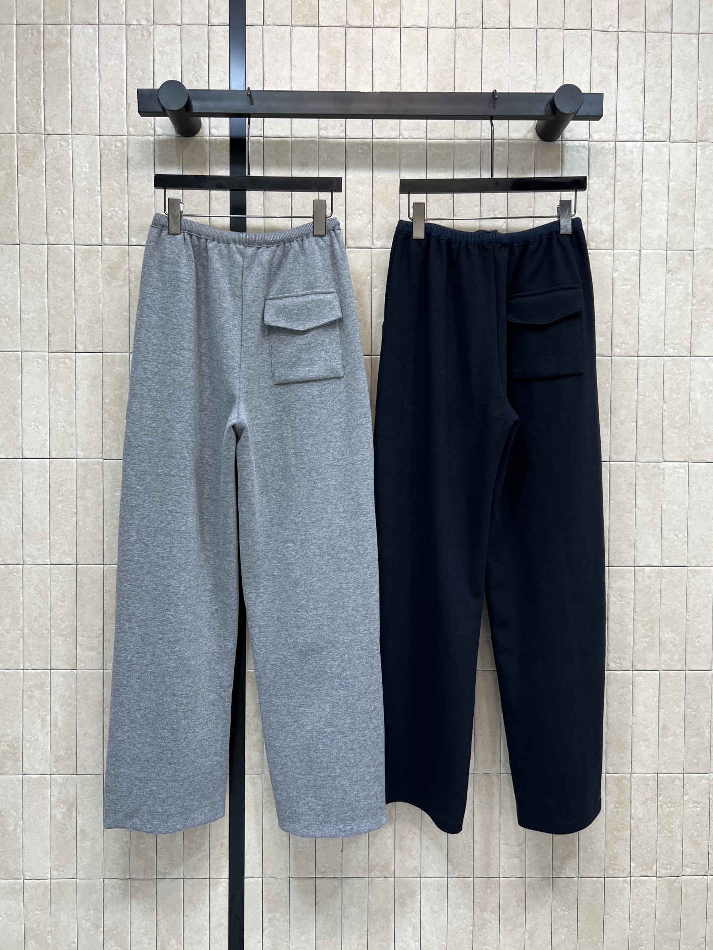 LW家 25秋冬新款 logo刺绣休闲卫裤 宽松直筒设计+抽绳松紧腰 适合各种身材 裤口袋有品牌logo