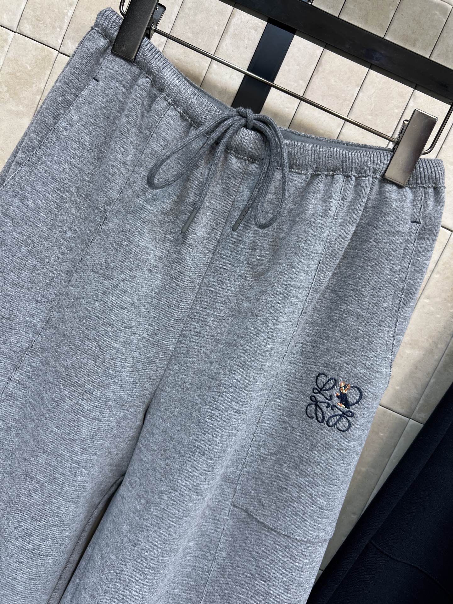 LW家 25秋冬新款 logo刺绣休闲卫裤 宽松直筒设计+抽绳松紧腰 适合各种身材 裤口袋有品牌logo