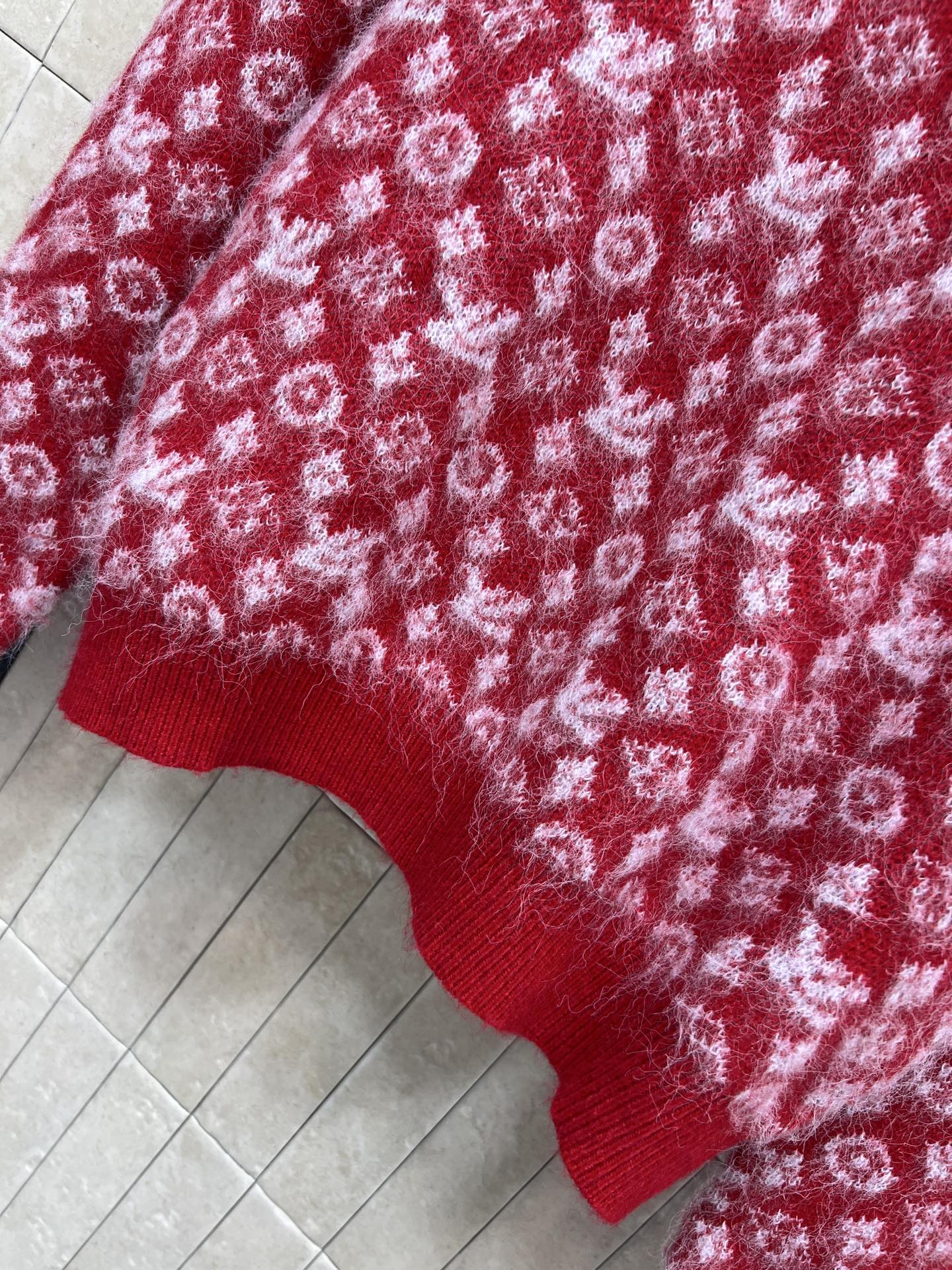 L家 25秋冬新款 红色老花毛衣 经典Monogram图案+柔软针织面料 舒适又时髦！白色花纹点缀，节日