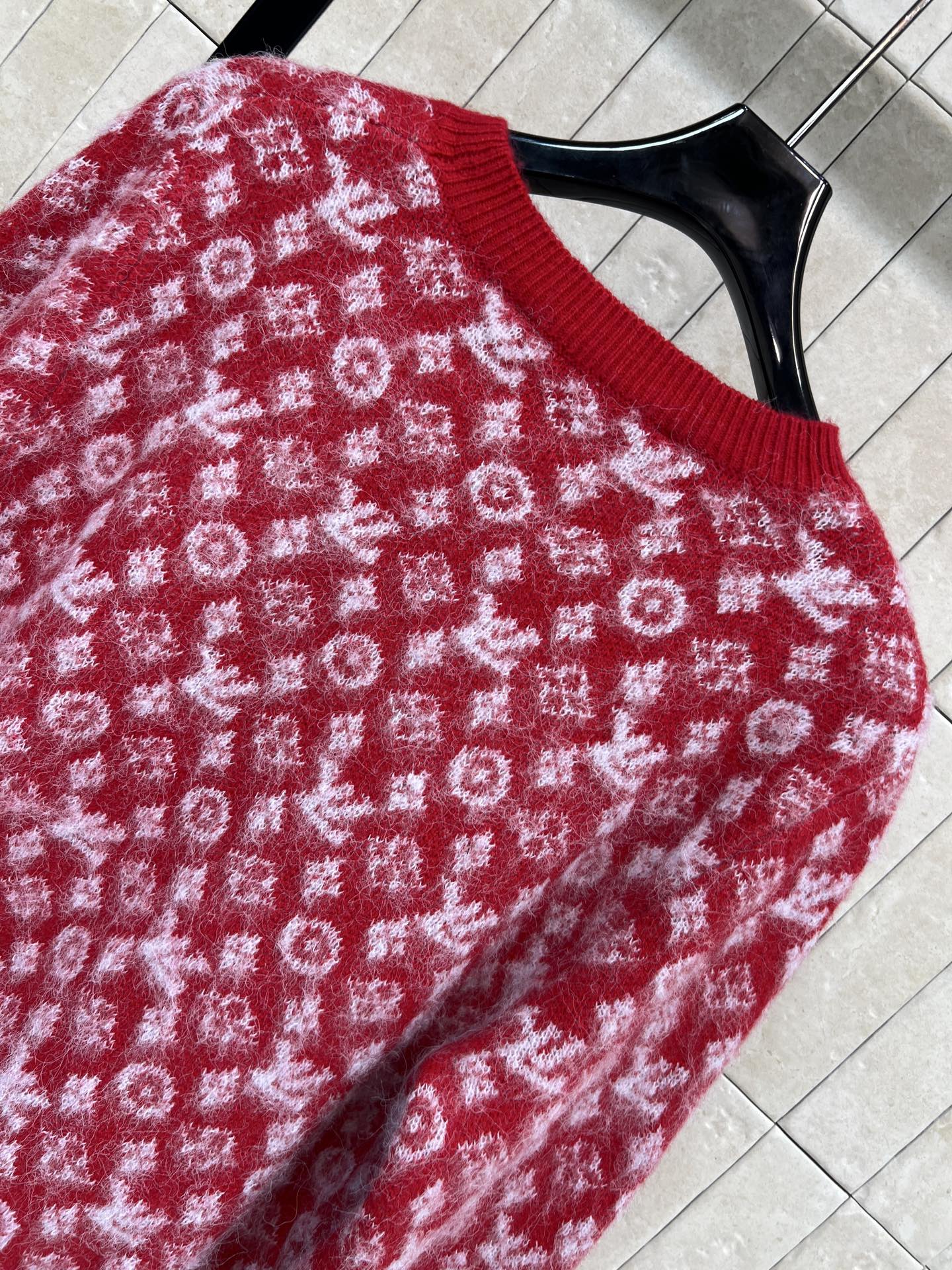 L家 25秋冬新款 红色老花毛衣 经典Monogram图案+柔软针织面料 舒适又时髦！白色花纹点缀，节日