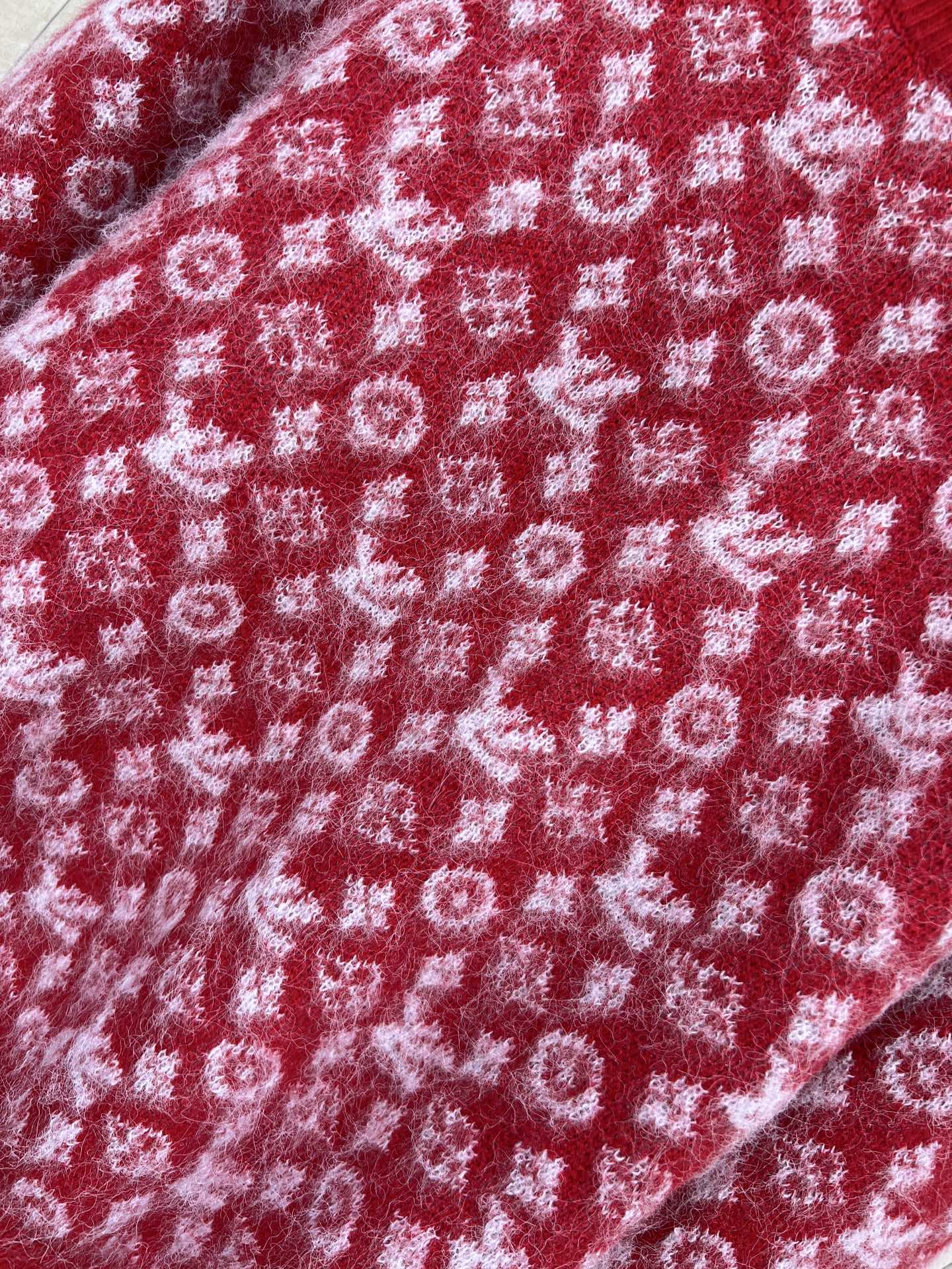 L家 25秋冬新款 红色老花毛衣 经典Monogram图案+柔软针织面料 舒适又时髦！白色花纹点缀，节日