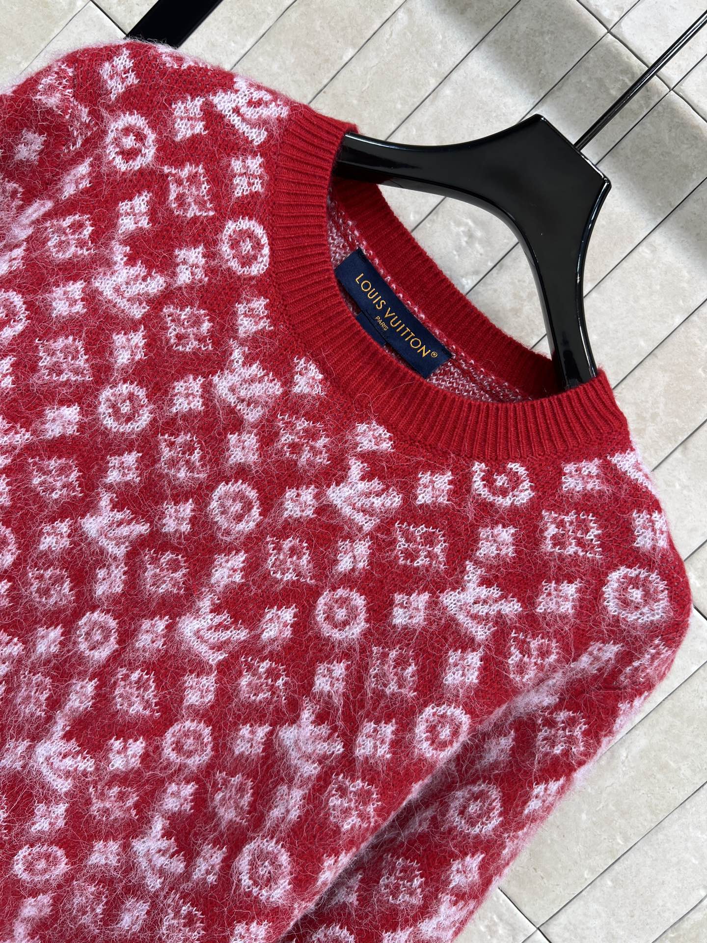 L家 25秋冬新款 红色老花毛衣 经典Monogram图案+柔软针织面料 舒适又时髦！白色花纹点缀，节日