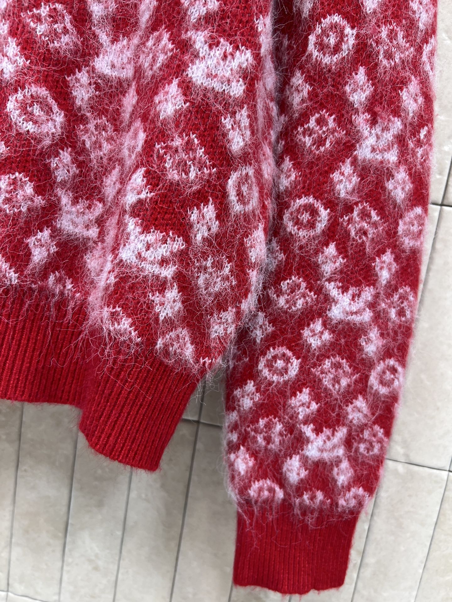 L家 25秋冬新款 红色老花毛衣 经典Monogram图案+柔软针织面料 舒适又时髦！白色花纹点缀，节日