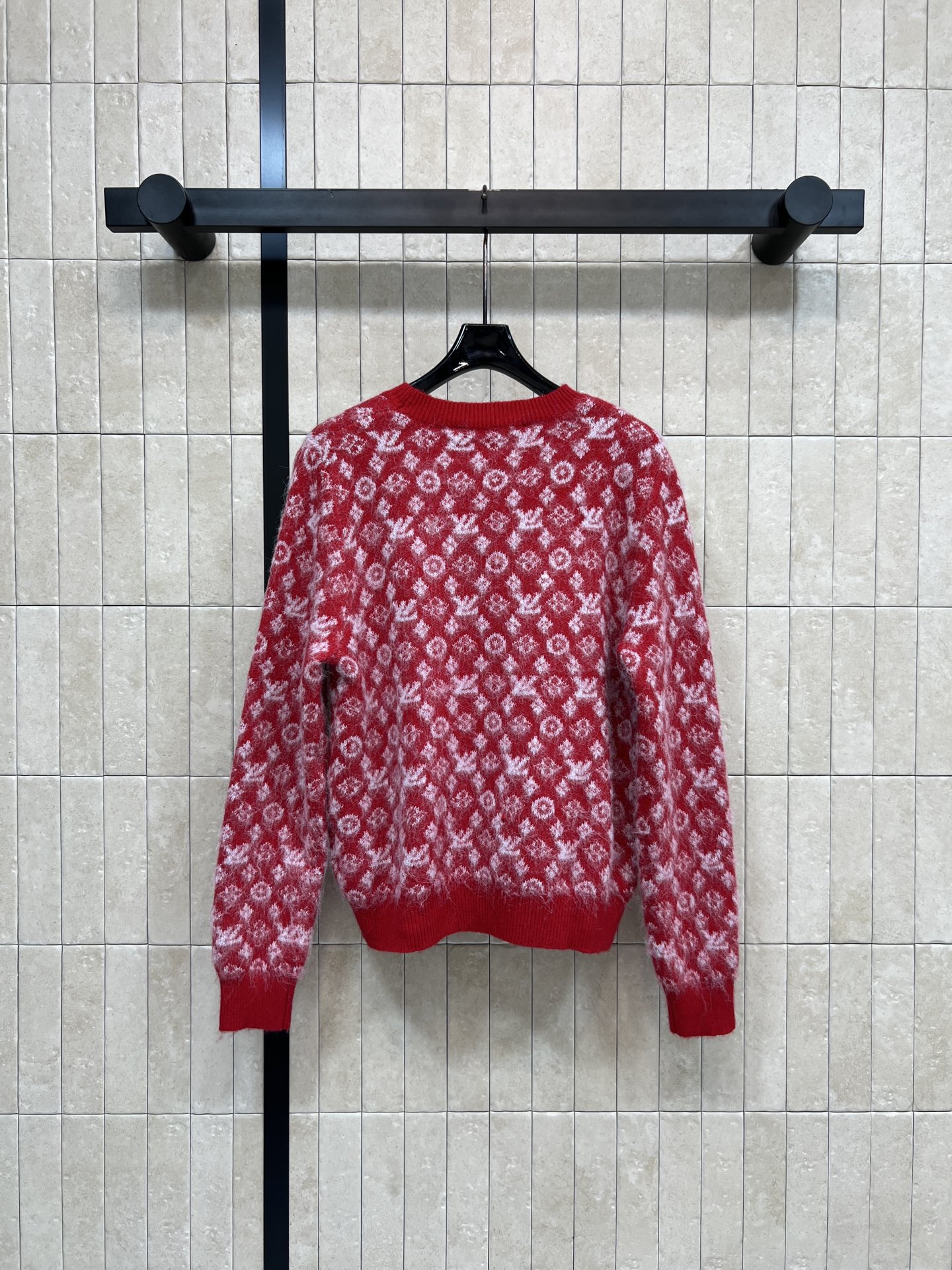 L家 25秋冬新款 红色老花毛衣 经典Monogram图案+柔软针织面料 舒适又时髦！白色花纹点缀，节日