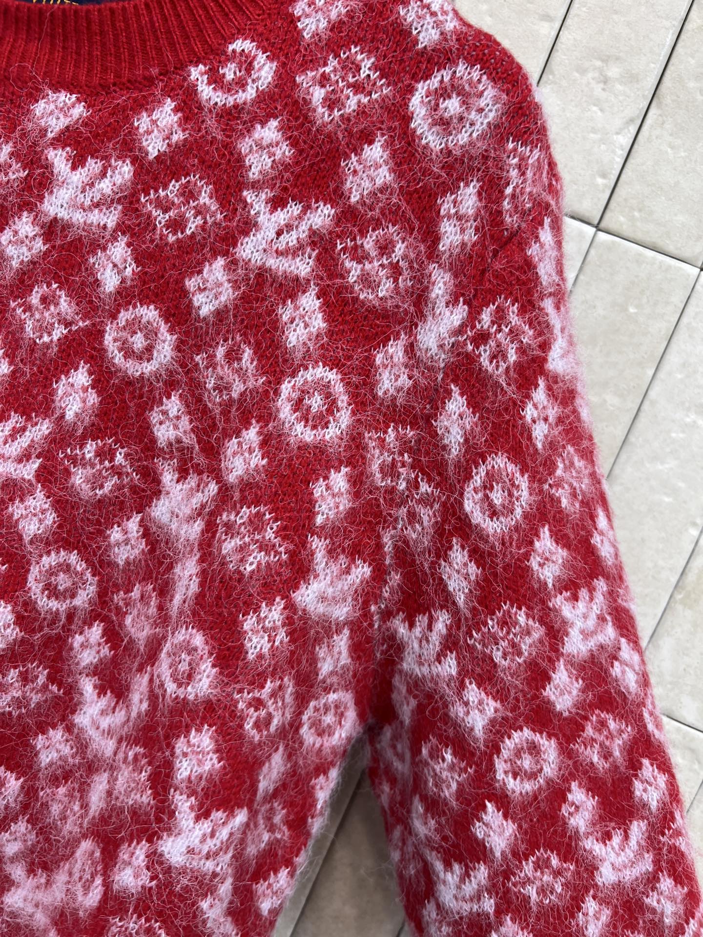 L家 25秋冬新款 红色老花毛衣 经典Monogram图案+柔软针织面料 舒适又时髦！白色花纹点缀，节日