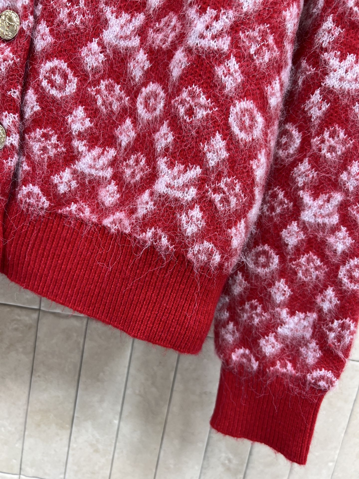 L家 25秋冬新款 红色老花针织开衫 经典Monogram花纹+白色点缀 品牌感满满！高品质针织面料 柔