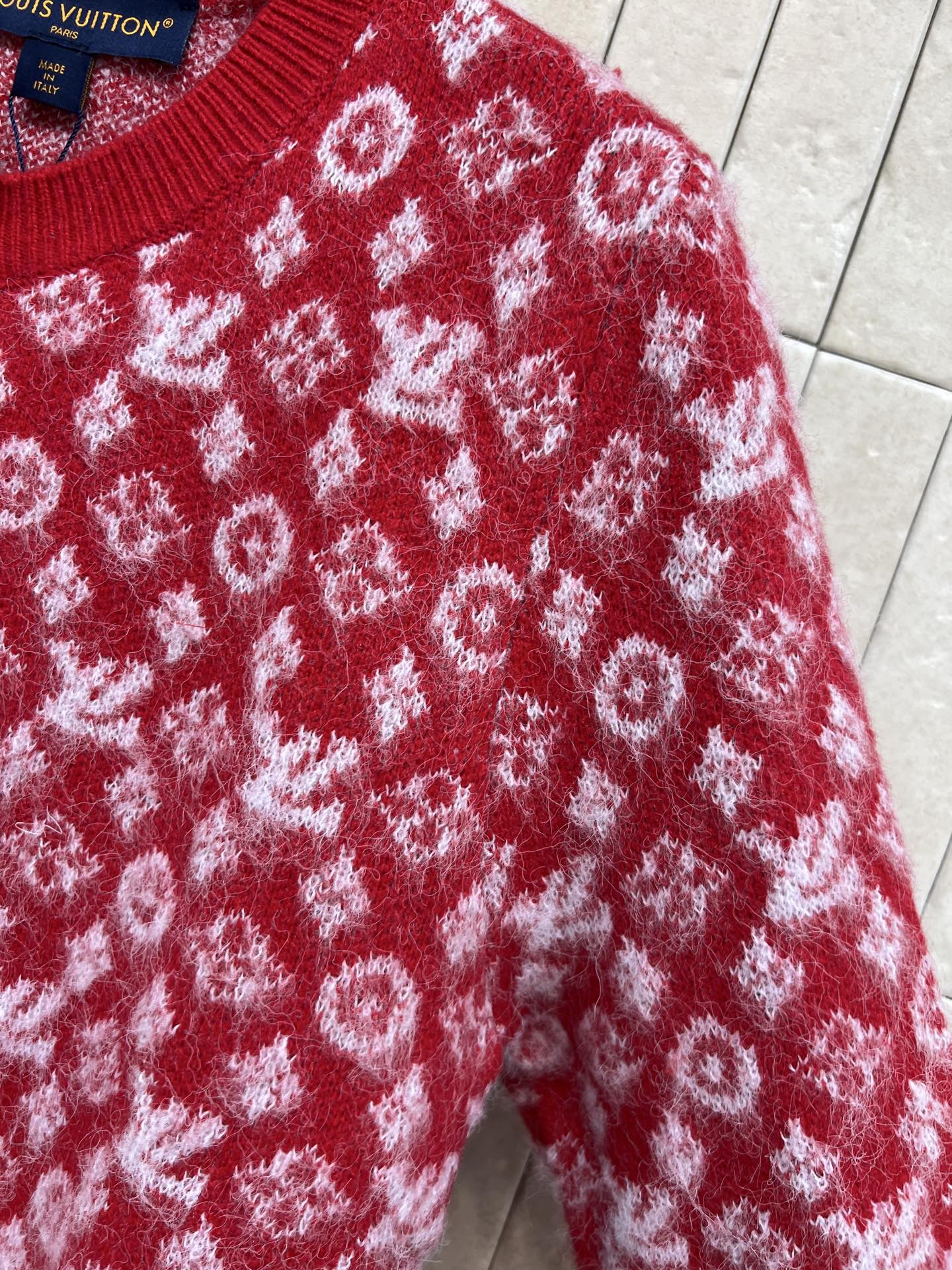 L家 25秋冬新款 红色老花针织开衫 经典Monogram花纹+白色点缀 品牌感满满！高品质针织面料 柔