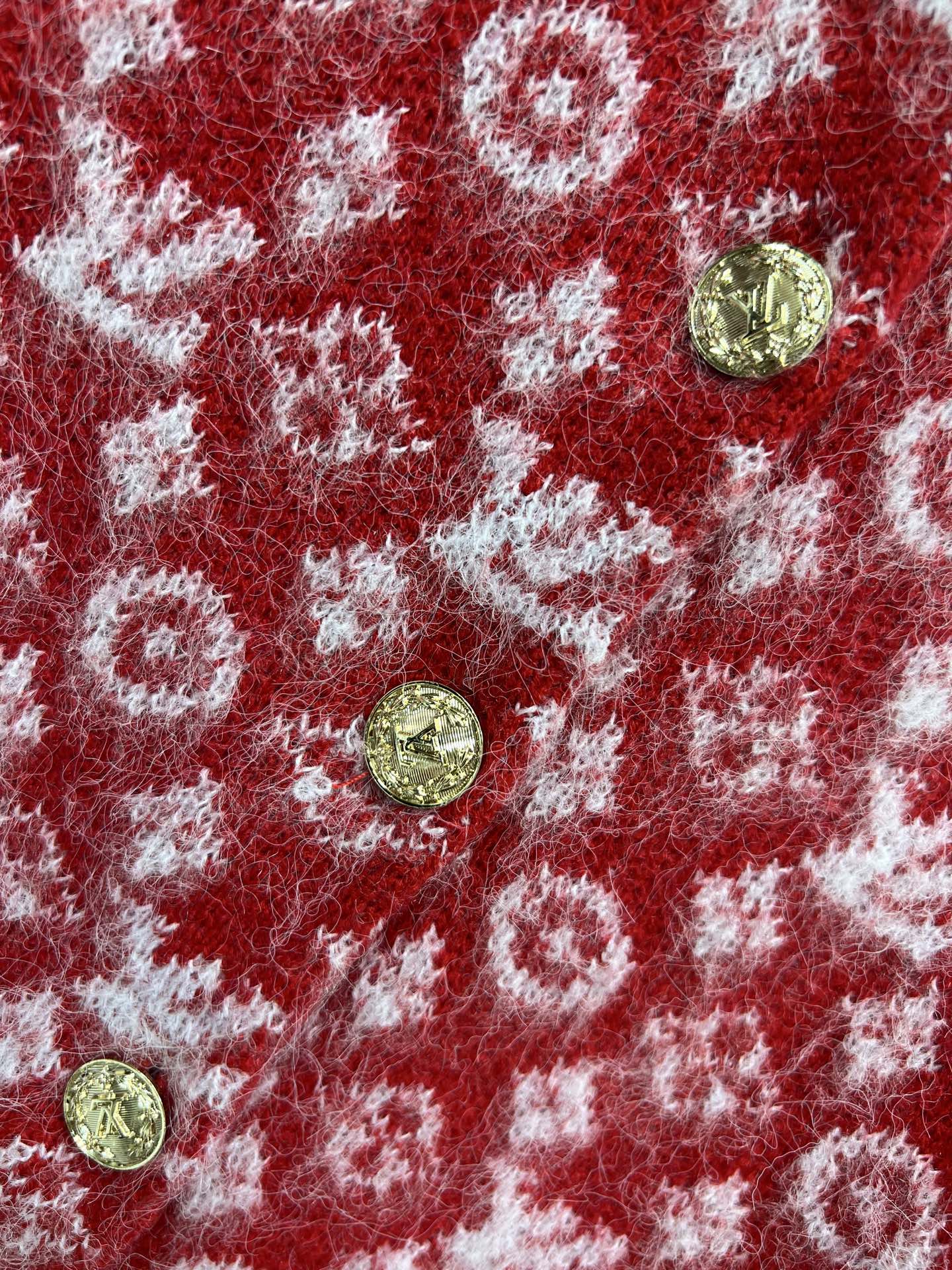 L家 25秋冬新款 红色老花针织开衫 经典Monogram花纹+白色点缀 品牌感满满！高品质针织面料 柔