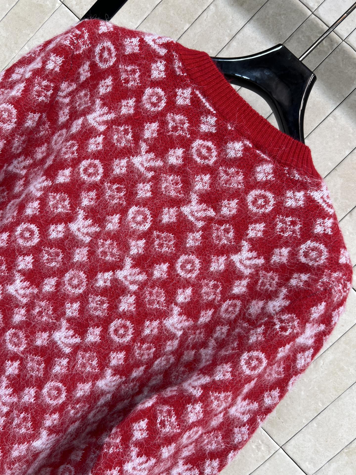 L家 25秋冬新款 红色老花针织开衫 经典Monogram花纹+白色点缀 品牌感满满！高品质针织面料 柔