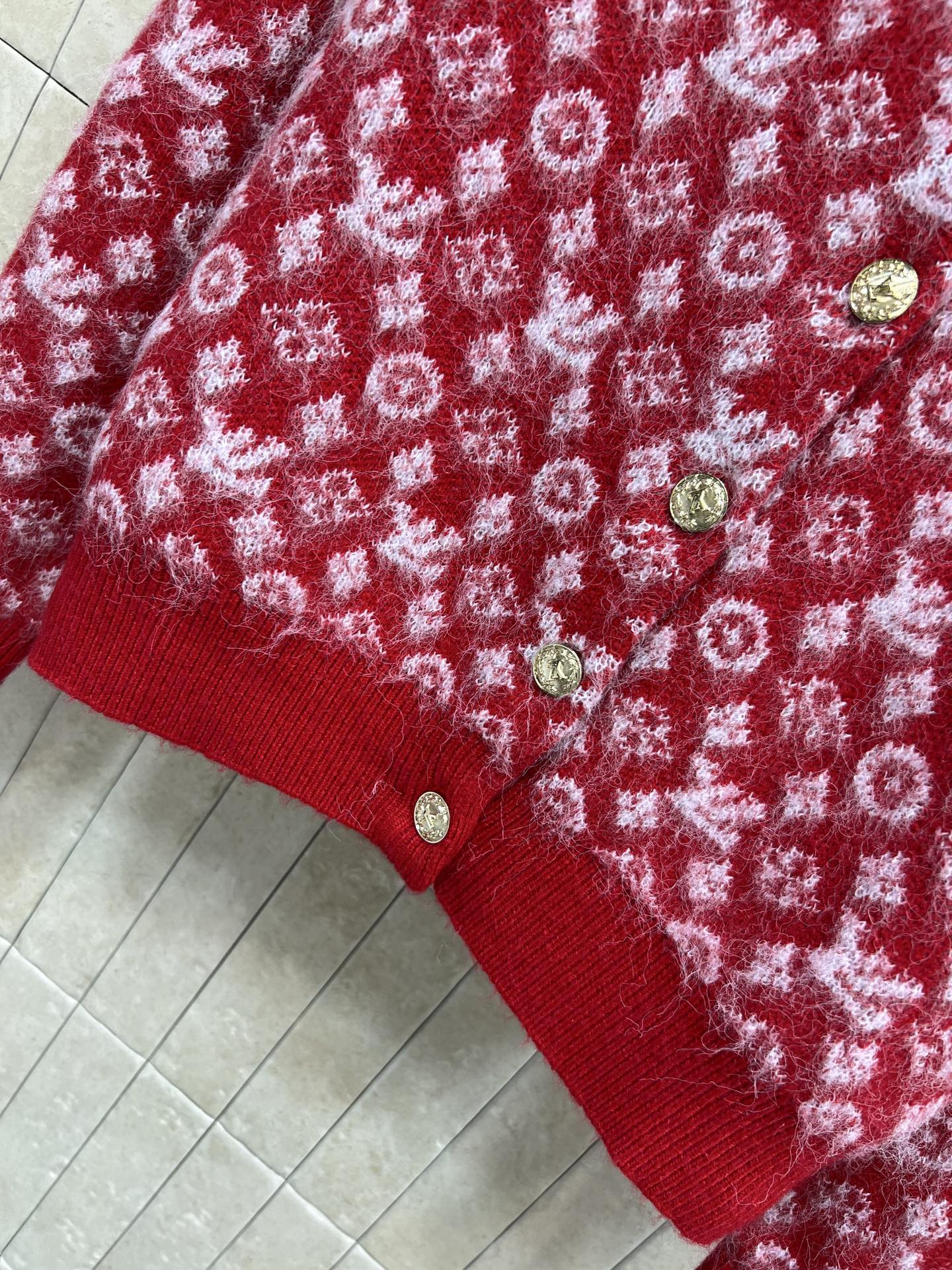 L家 25秋冬新款 红色老花针织开衫 经典Monogram花纹+白色点缀 品牌感满满！高品质针织面料 柔