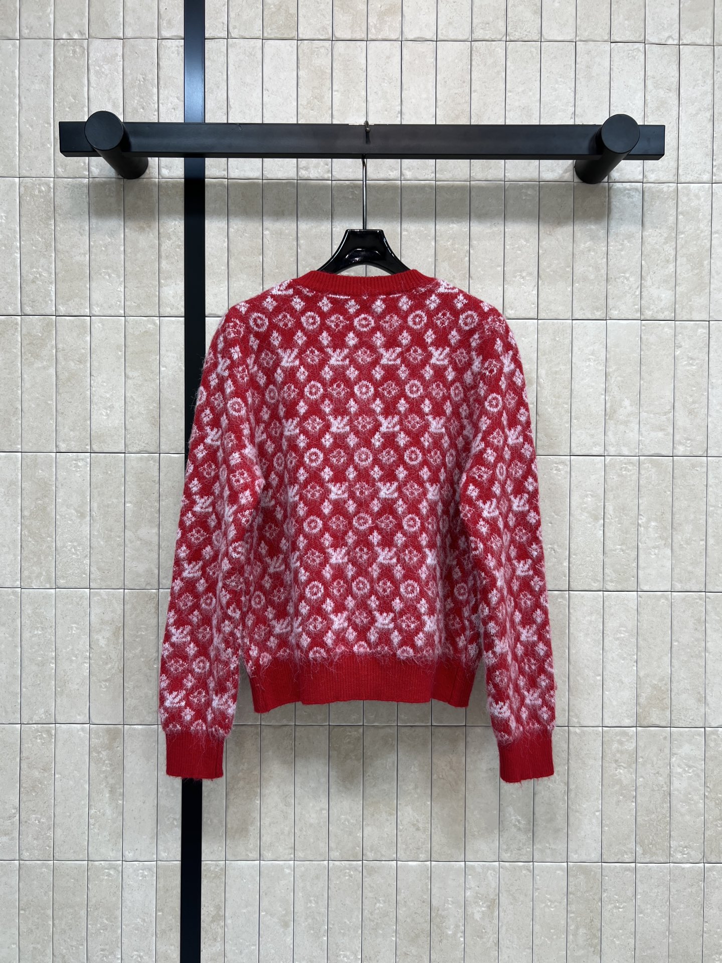 L家 25秋冬新款 红色老花针织开衫 经典Monogram花纹+白色点缀 品牌感满满！高品质针织面料 柔