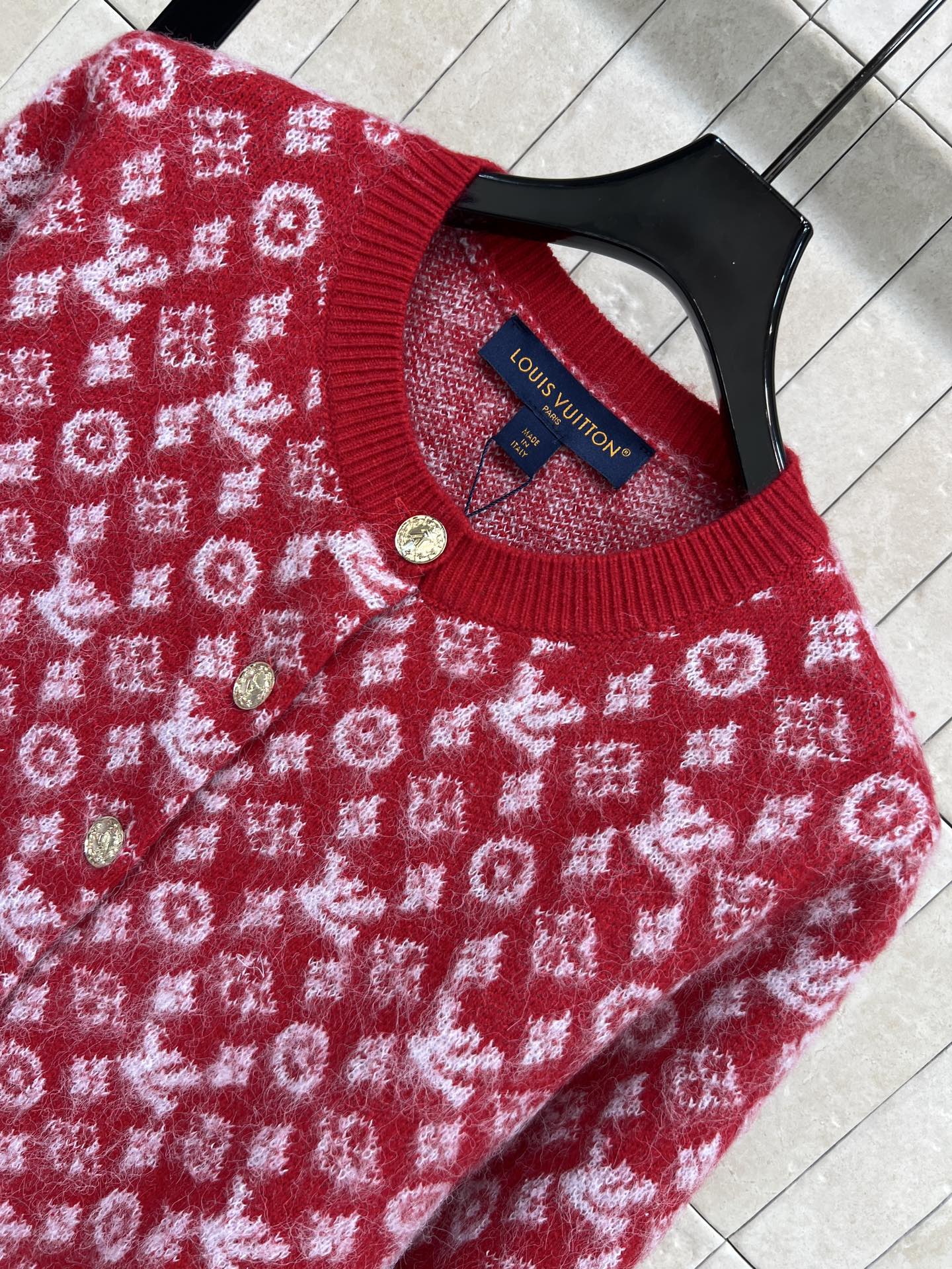 L家 25秋冬新款 红色老花针织开衫 经典Monogram花纹+白色点缀 品牌感满满！高品质针织面料 柔