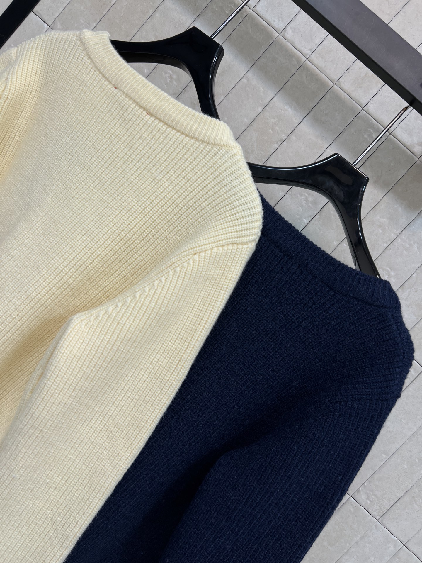 G家 25秋冬新款 学院风针织开衫 V领设计+金色纽扣 复古感满满！ 袖口&口袋边缘点缀绿红绿织带 超有