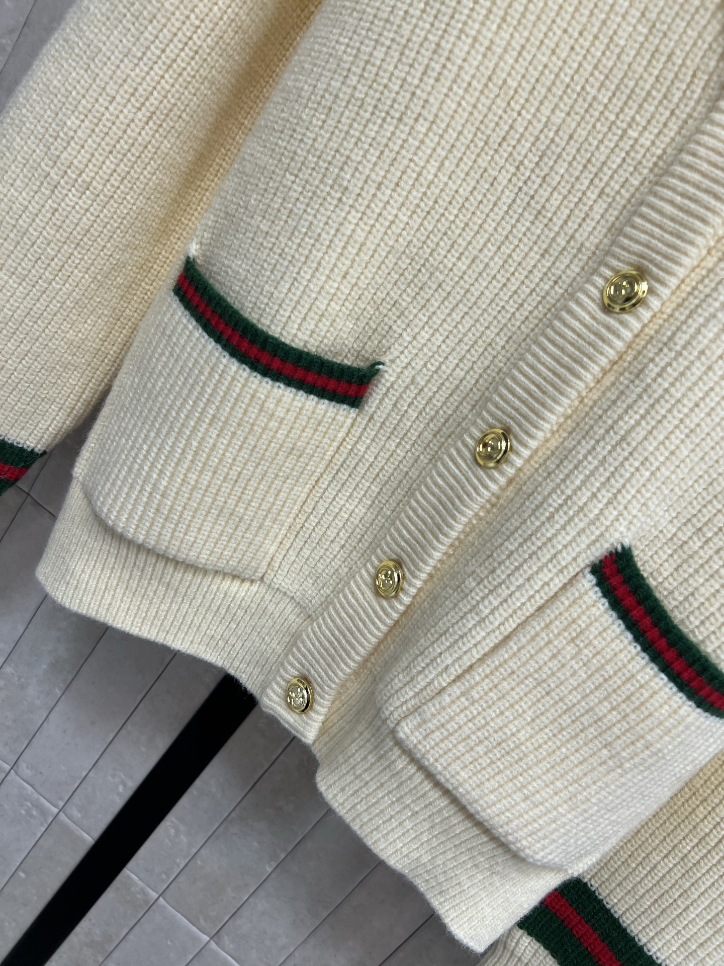 G家 25秋冬新款 学院风针织开衫 V领设计+金色纽扣 复古感满满！ 袖口&口袋边缘点缀绿红绿织带 超有