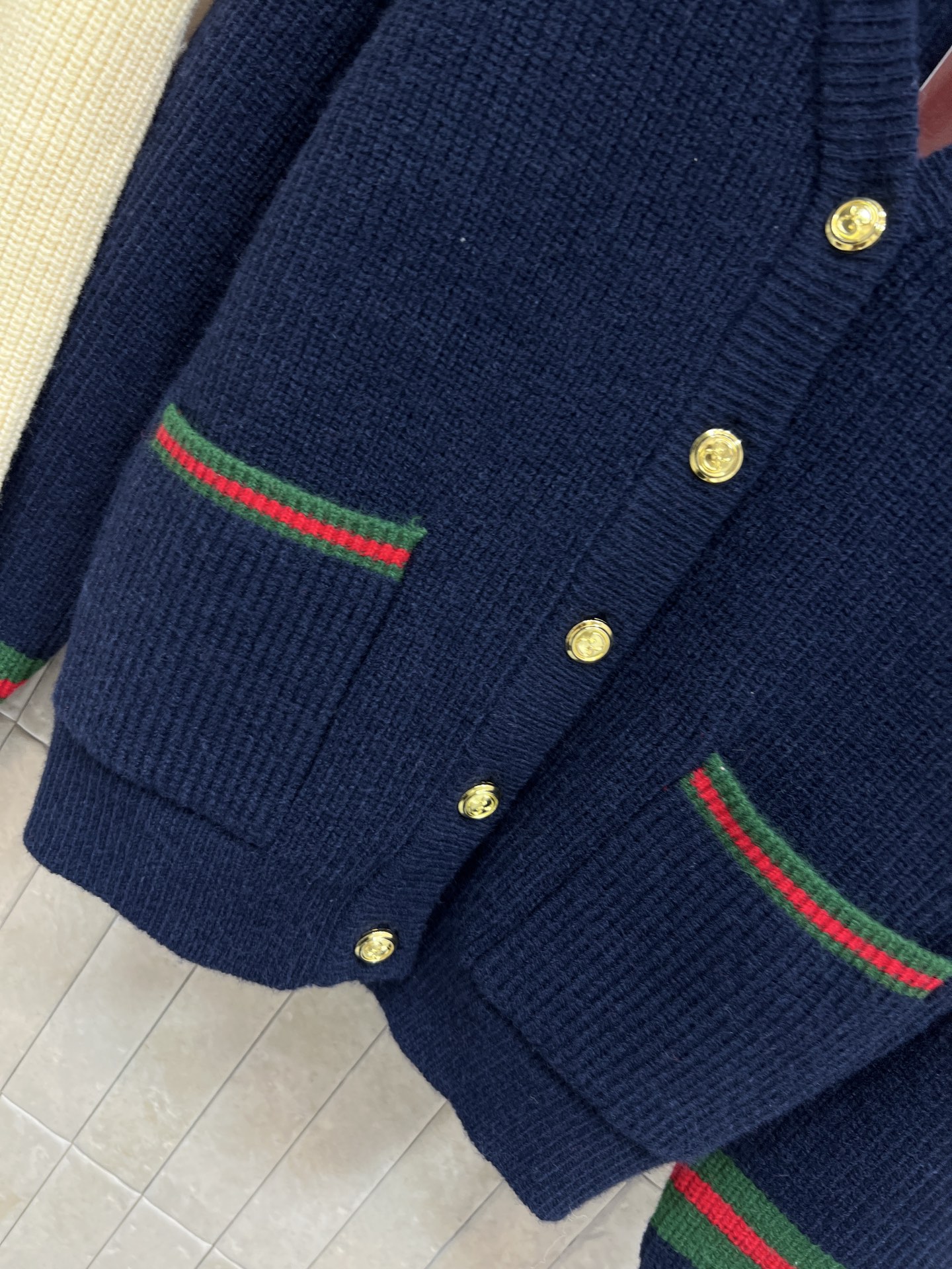 G家 25秋冬新款 学院风针织开衫 V领设计+金色纽扣 复古感满满！ 袖口&口袋边缘点缀绿红绿织带 超有