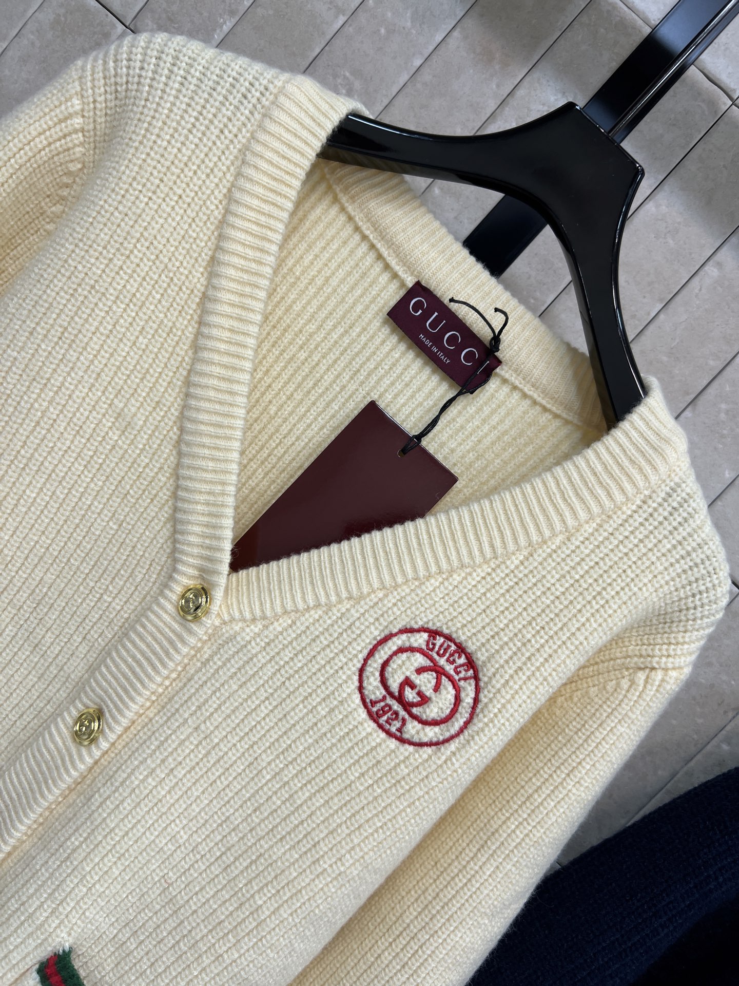 G家 25秋冬新款 学院风针织开衫 V领设计+金色纽扣 复古感满满！ 袖口&口袋边缘点缀绿红绿织带 超有