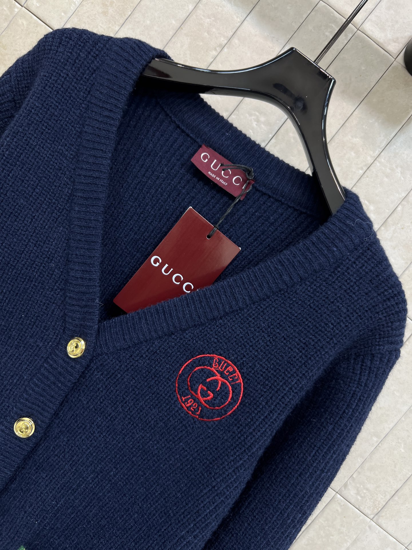 G家 25秋冬新款 学院风针织开衫 V领设计+金色纽扣 复古感满满！ 袖口&口袋边缘点缀绿红绿织带 超有