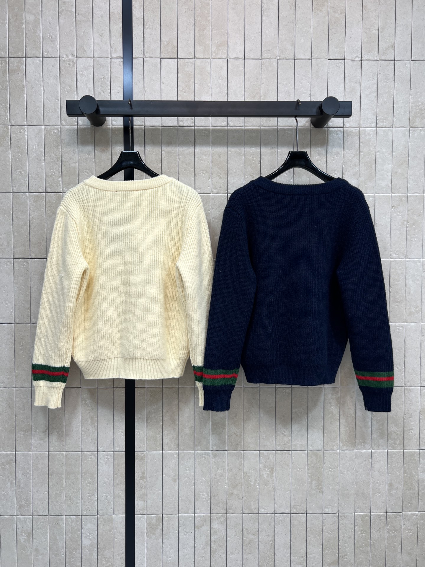 G家 25秋冬新款 学院风针织开衫 V领设计+金色纽扣 复古感满满！ 袖口&口袋边缘点缀绿红绿织带 超有