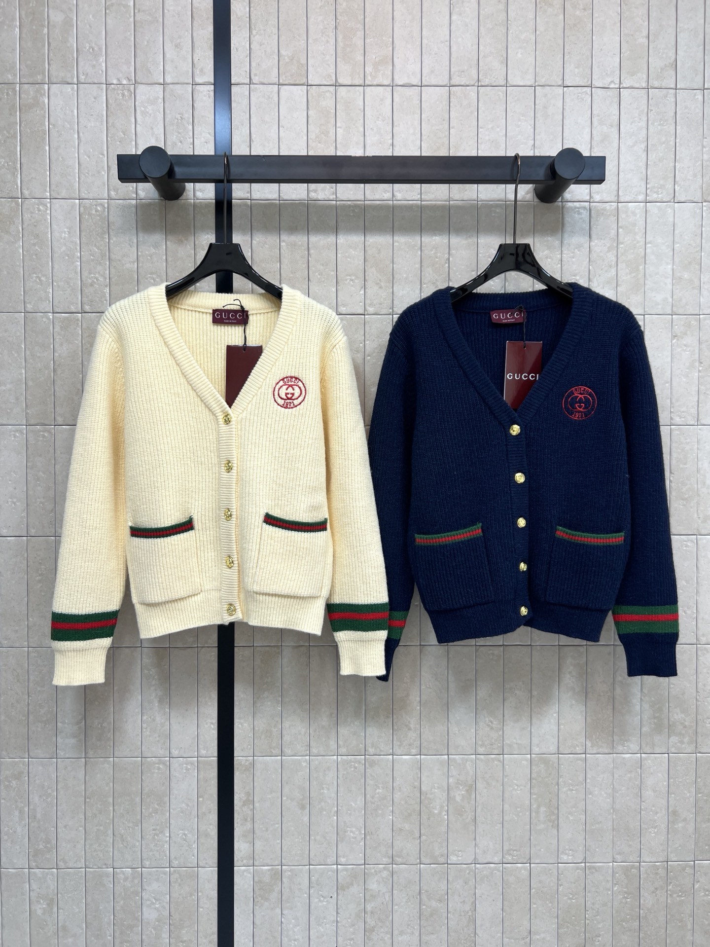 NO:656606,G Home 25 new autumn and winter style college style knitted cardigan V-neck design + gold buttons, full of retro feel!  The edges of the cuffs and pockets are decorated with green, red and green webbing, which is very recognizable. The logo is embroidered on the left chest. The attention to detail is a must!  Whether worn with a shirt or a T-shirt, you can easily wear the British college style in two colors and three sizes. Size/S-M-L,, gucci, shirts, tees, t-shirt, alexander wang19860909G家 25秋冬新款 学院风针织开衫 V领设计+金色纽扣 复古感满满！ 袖口&口袋边缘点缀绿红绿织带 超有辨识度 左胸logo刺绣徽标 细节控必入！无论搭衬衫还是T恤 都能轻松穿出英伦学院风两色三码 Size/S-M-L,,gucci,shirts,tees，t-shirt,alexander wang,Women's clothing