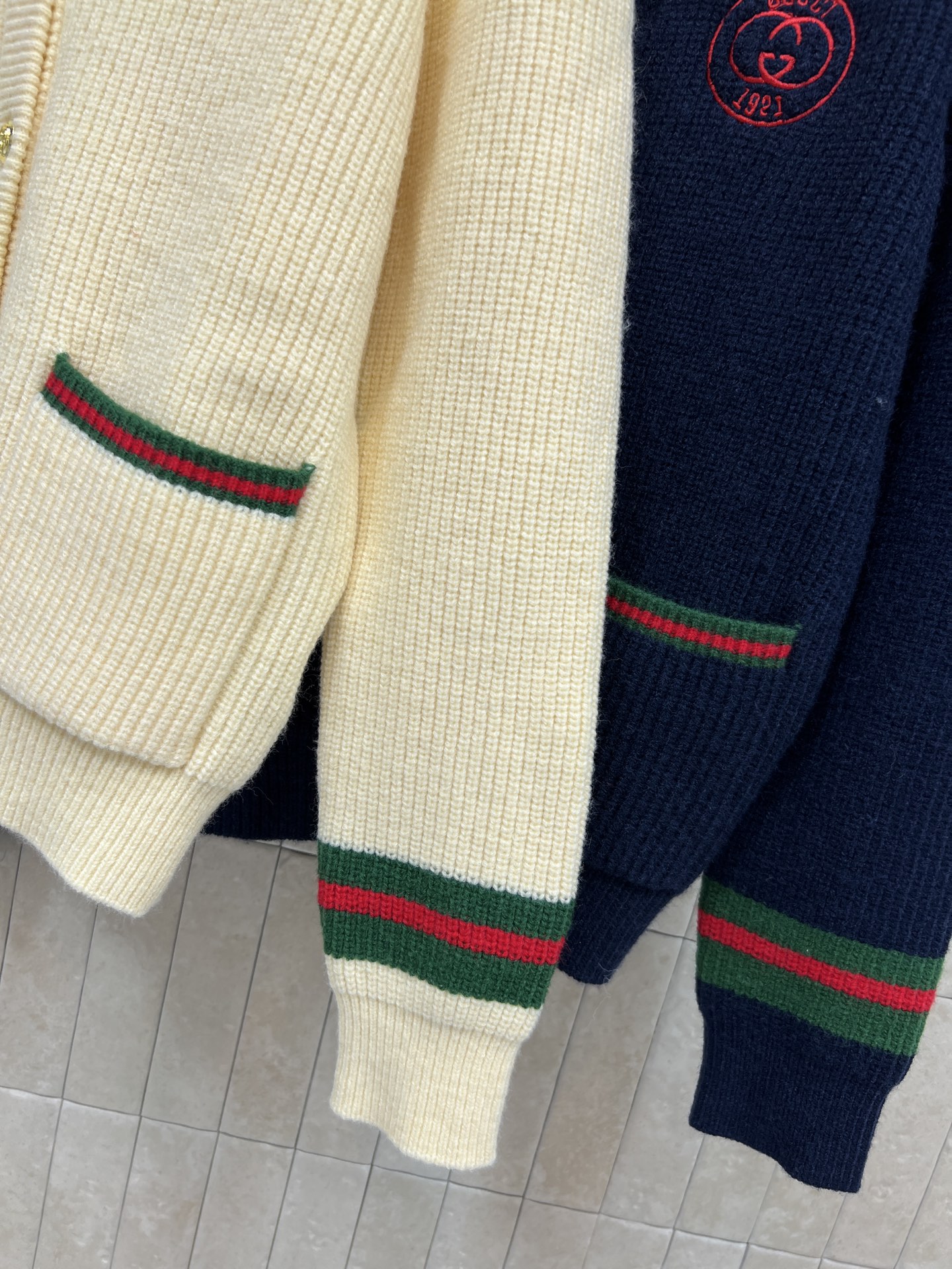 G家 25秋冬新款 学院风针织开衫 V领设计+金色纽扣 复古感满满！ 袖口&口袋边缘点缀绿红绿织带 超有