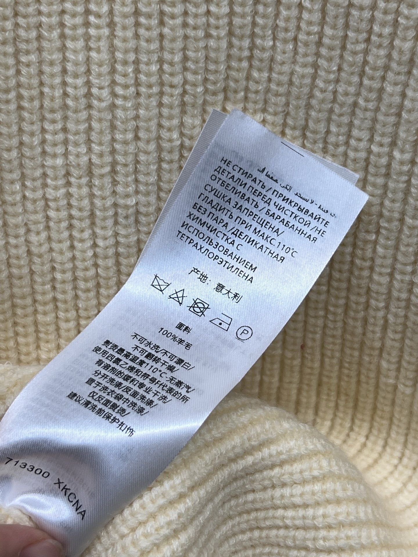 G家 25秋冬新款 学院风针织开衫 V领设计+金色纽扣 复古感满满！ 袖口&口袋边缘点缀绿红绿织带 超有