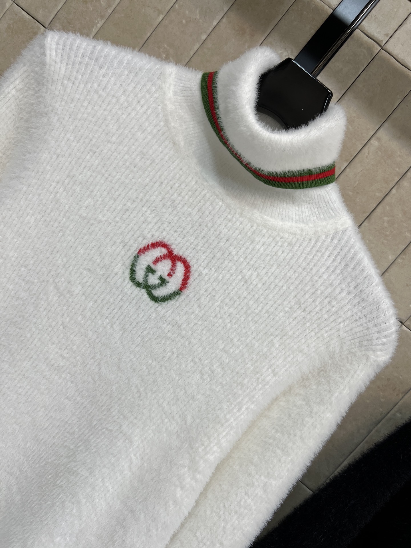 G家 25秋冬新款 羊毛针织高领毛衣 采用柔软针织面料 触感舒适又保暖 秋冬穿超合适！圆领设计+红绿撞色