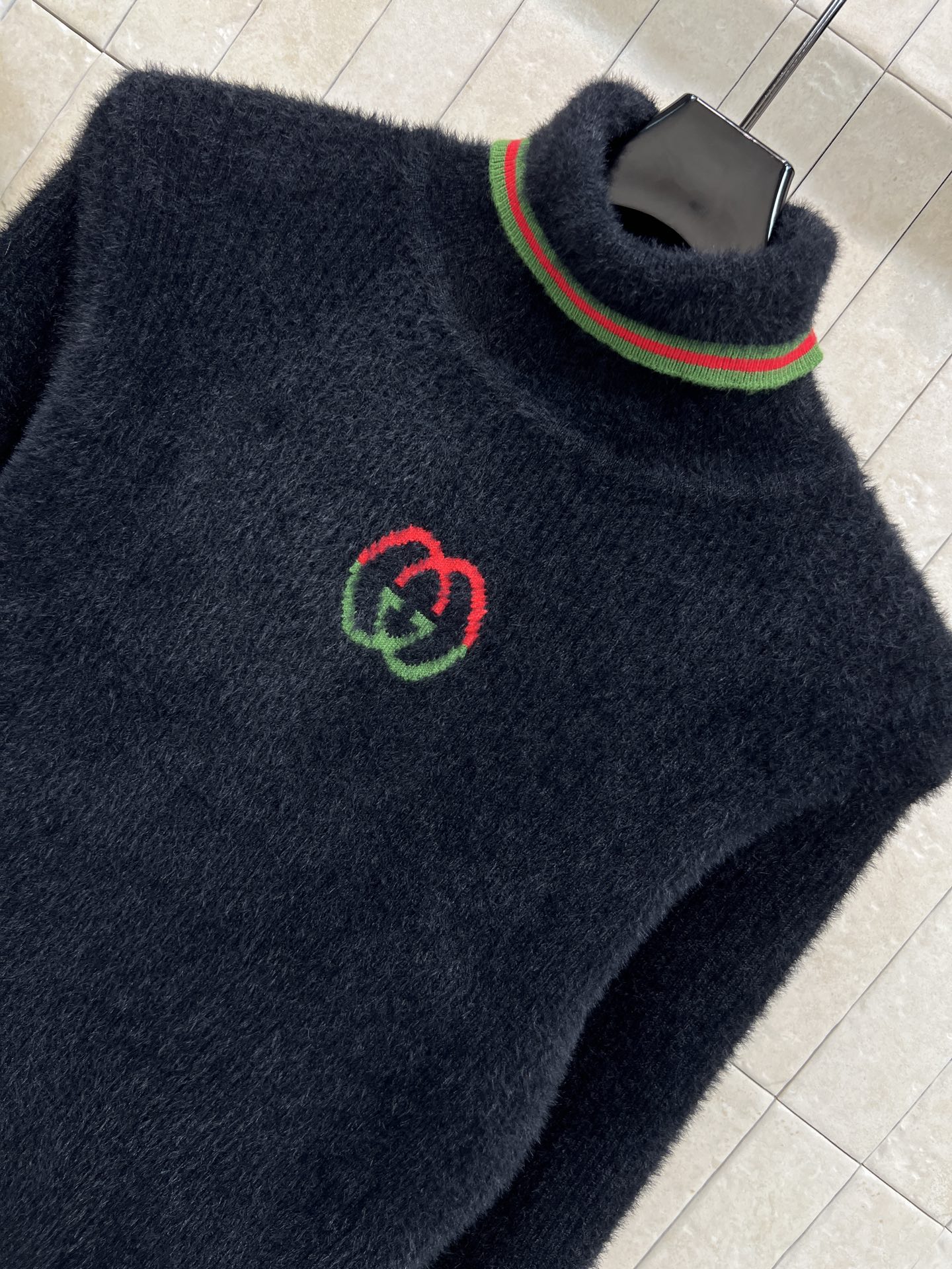 G家 25秋冬新款 羊毛针织高领毛衣 采用柔软针织面料 触感舒适又保暖 秋冬穿超合适！圆领设计+红绿撞色