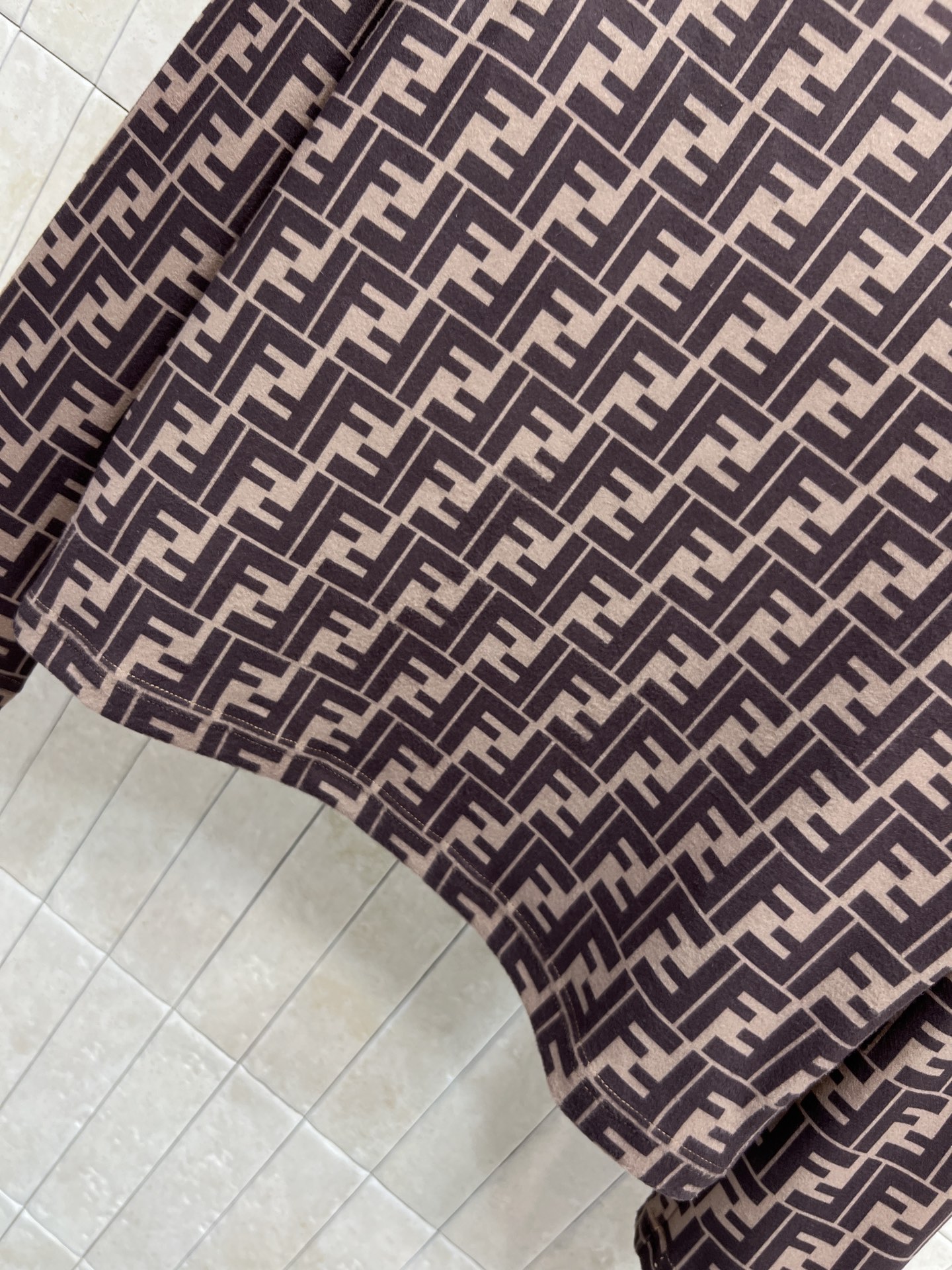 FD家 25秋冬新款 双F老花加绒打底衫 棕色系提花设计 品牌辨识度超高！柔软弹力加绒面料 穿着舒适又修