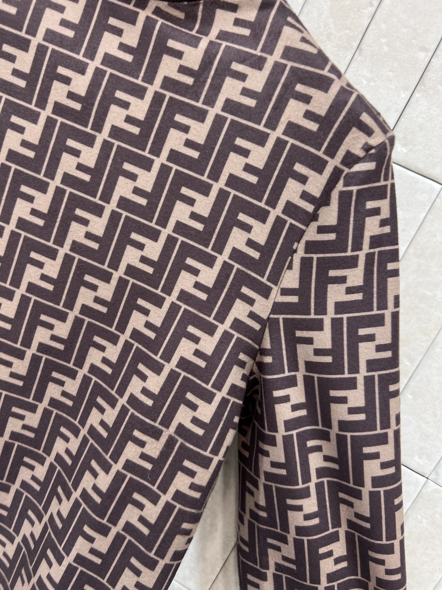 FD家 25秋冬新款 双F老花加绒打底衫 棕色系提花设计 品牌辨识度超高！柔软弹力加绒面料 穿着舒适又修