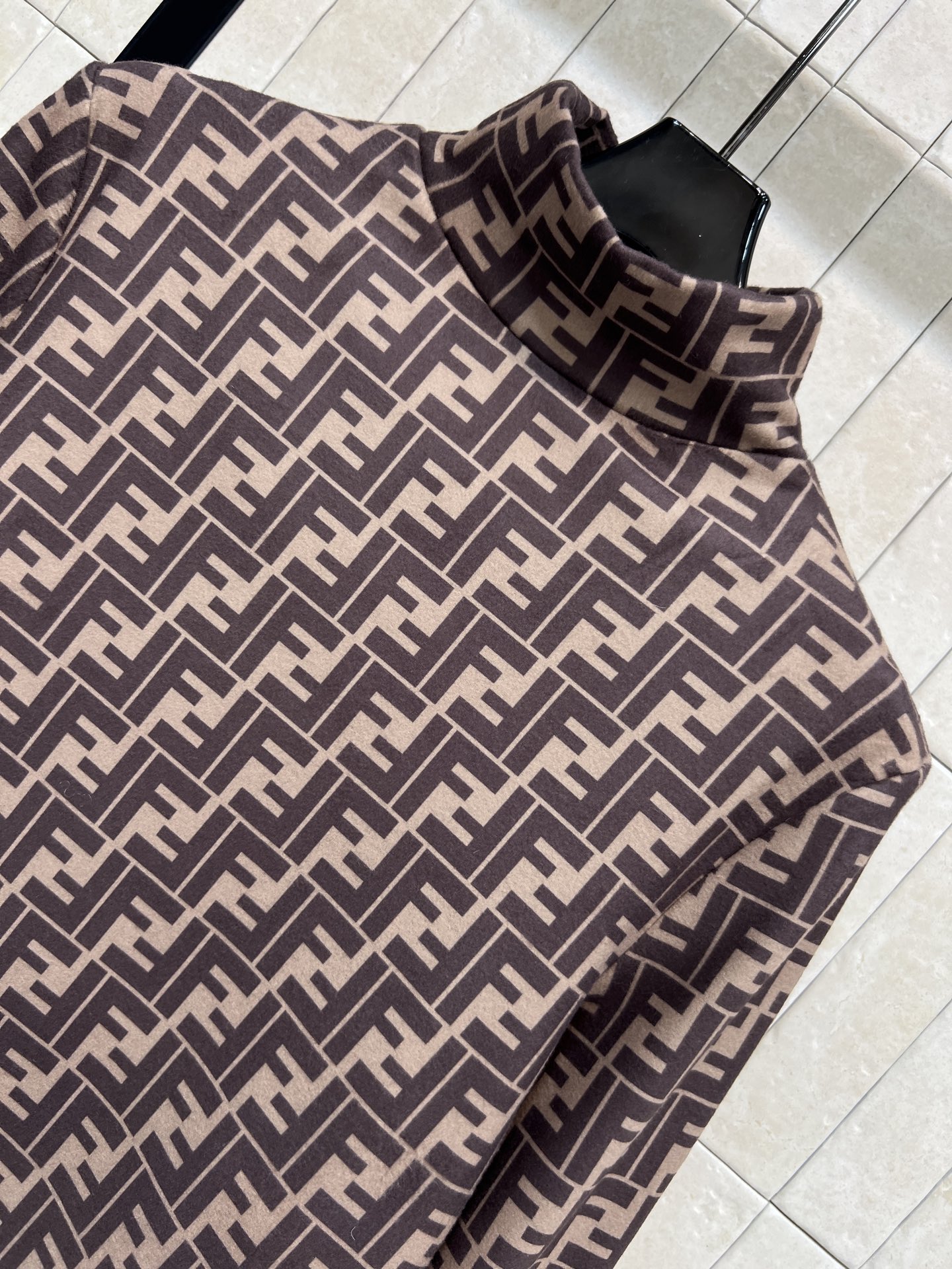 FD家 25秋冬新款 双F老花加绒打底衫 棕色系提花设计 品牌辨识度超高！柔软弹力加绒面料 穿着舒适又修