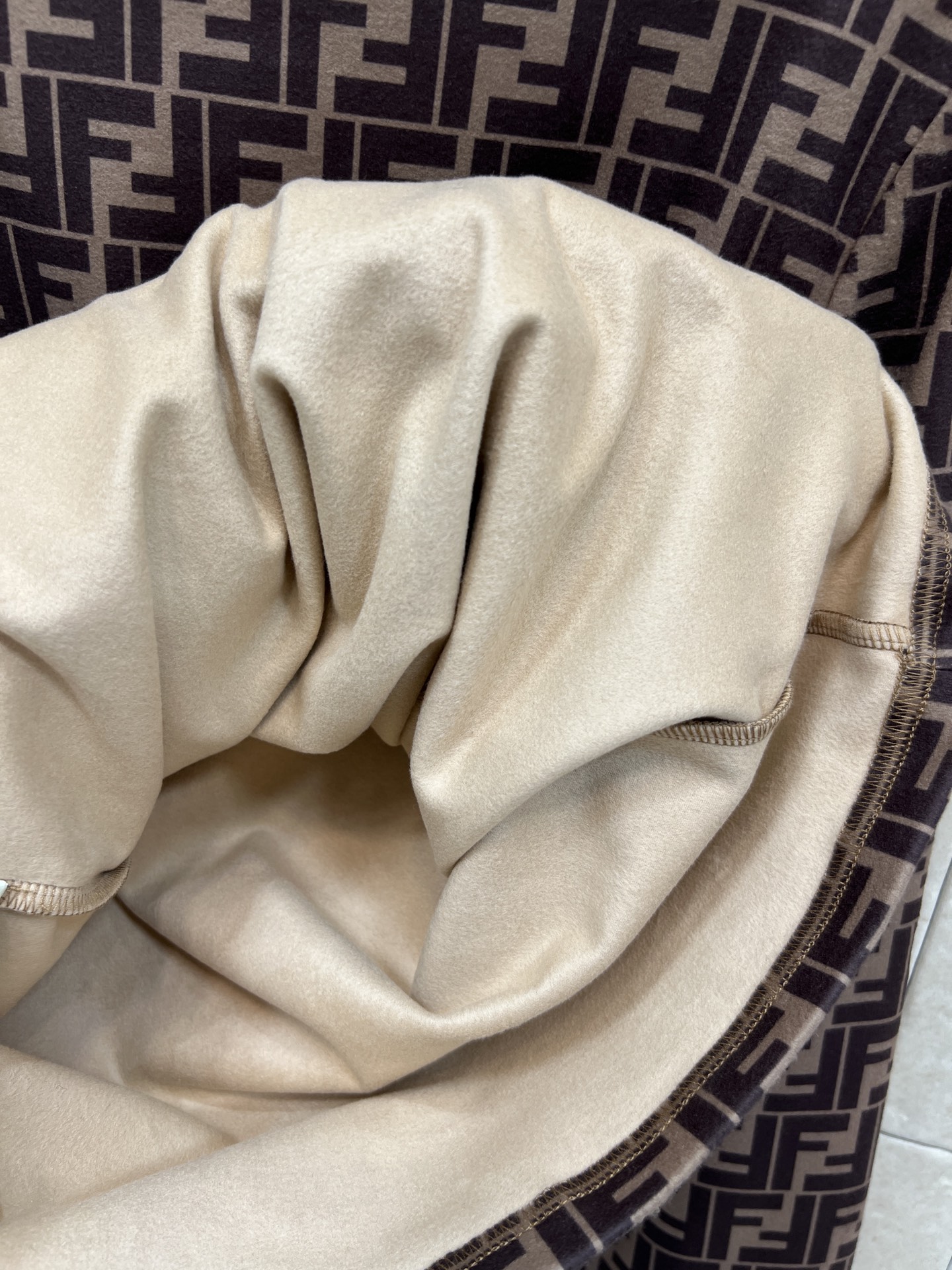 FD家 25秋冬新款 双F老花加绒打底衫 棕色系提花设计 品牌辨识度超高！柔软弹力加绒面料 穿着舒适又修