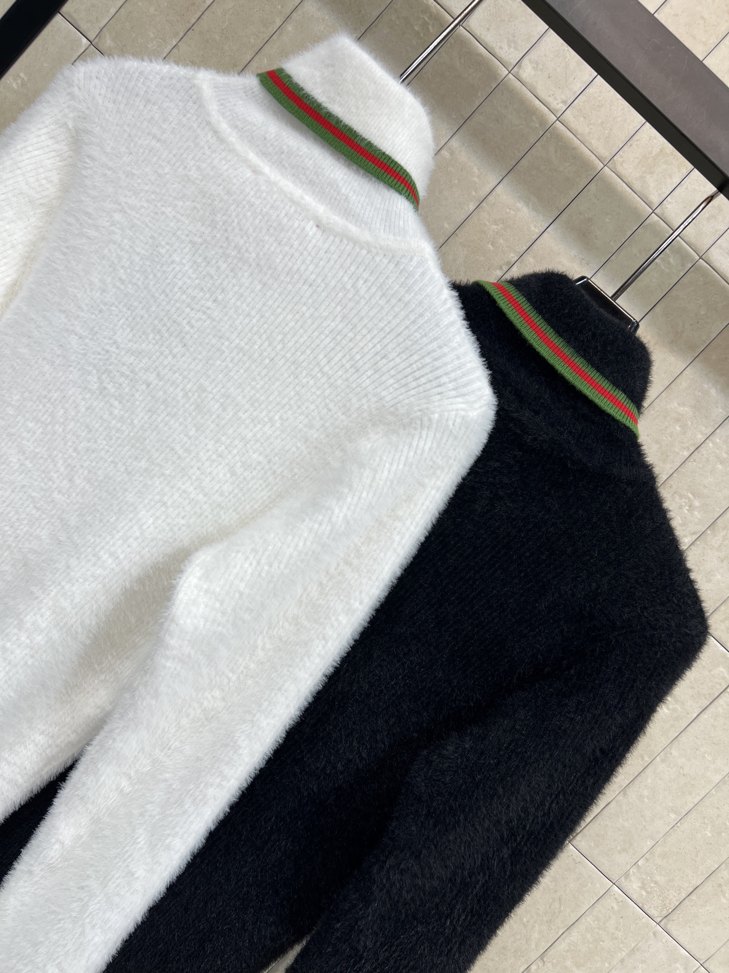 G家 25秋冬新款 羊毛针织高领毛衣 采用柔软针织面料 触感舒适又保暖 秋冬穿超合适！圆领设计+红绿撞色