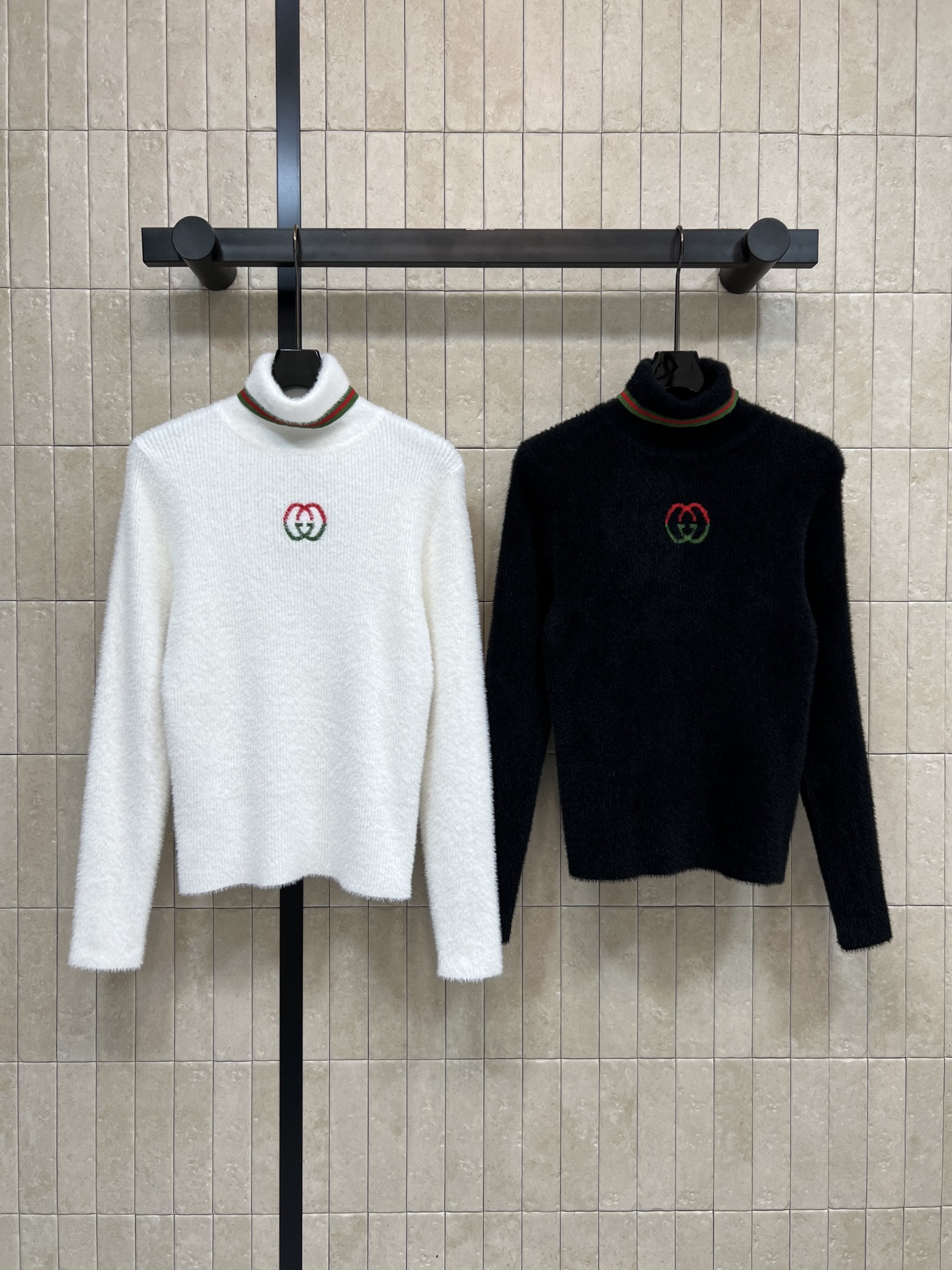 NO:656643,G Home's 25 new autumn and winter wool knitted turtleneck sweater is made of soft knitted fabric, comfortable and warm to the touch, perfect for autumn and winter!  Round neck design + red and green contrasting edges. There is also a red and green embroidery pattern on the chest. Full details. Slim fit. It goes well with shirts or jackets. It is simple and bright. It can be easily used in daily casual occasions!  Two colors and three sizes Size/S-M-L,,gucci,jackets & coats,sweaters,shirts,alexander wang19860909G家 25秋冬新款 羊毛针织高领毛衣 采用柔软针织面料 触感舒适又保暖 秋冬穿超合适！圆领设计+红绿撞色边缘 胸前还有红绿刺绣图案 细节满分 修身版型 搭配衬衫或外套都很OK 简约又有亮点~日常休闲场合都能轻松驾驭！两色三码 Size/S-M-L,,gucci,jackets & coats,sweaters,shirts,alexander wang,Women's clothing